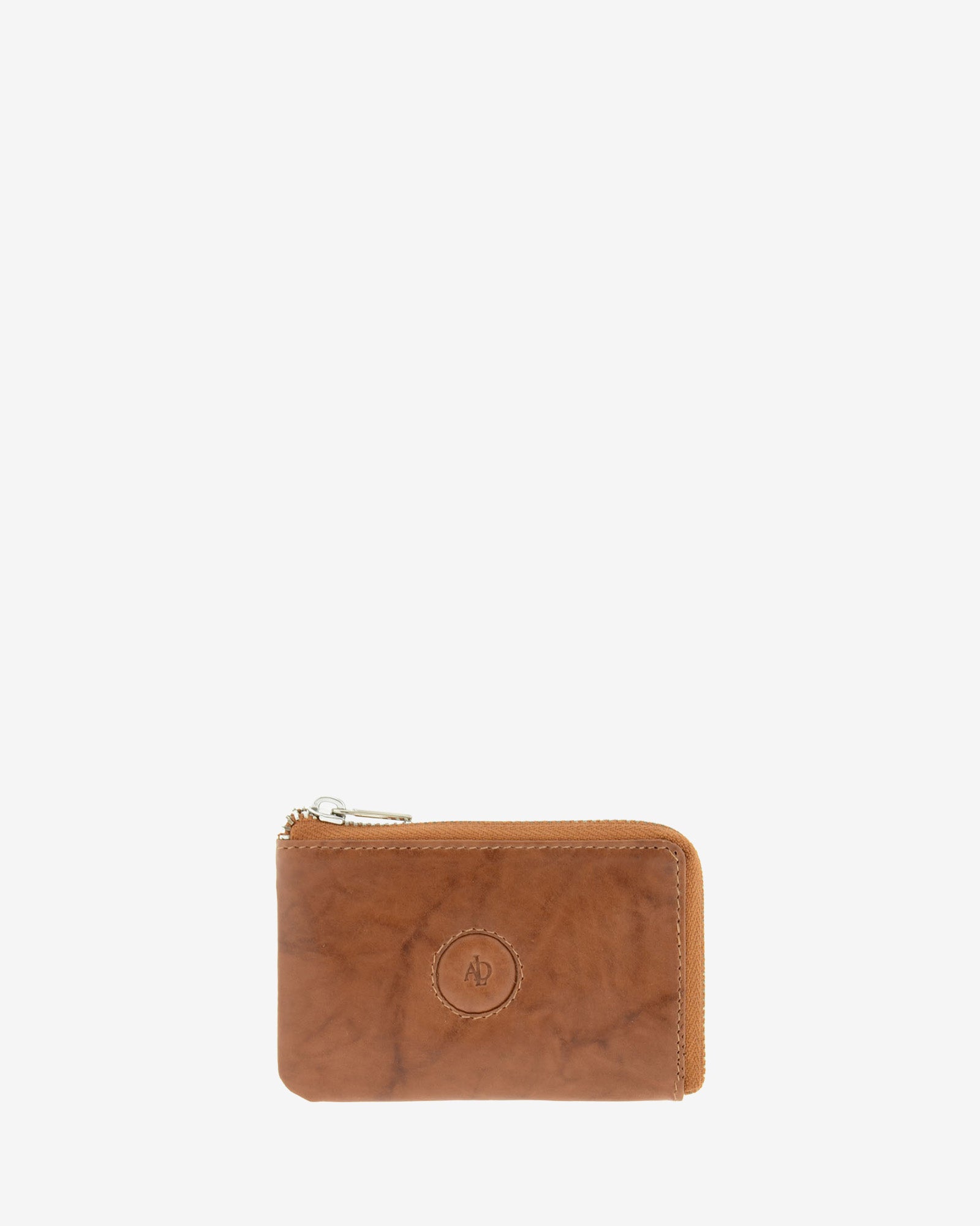 Monedero de piel natural color cuero con cremallera superior, logo circular en relieve y pespunte perimetral, ref. 1594-6