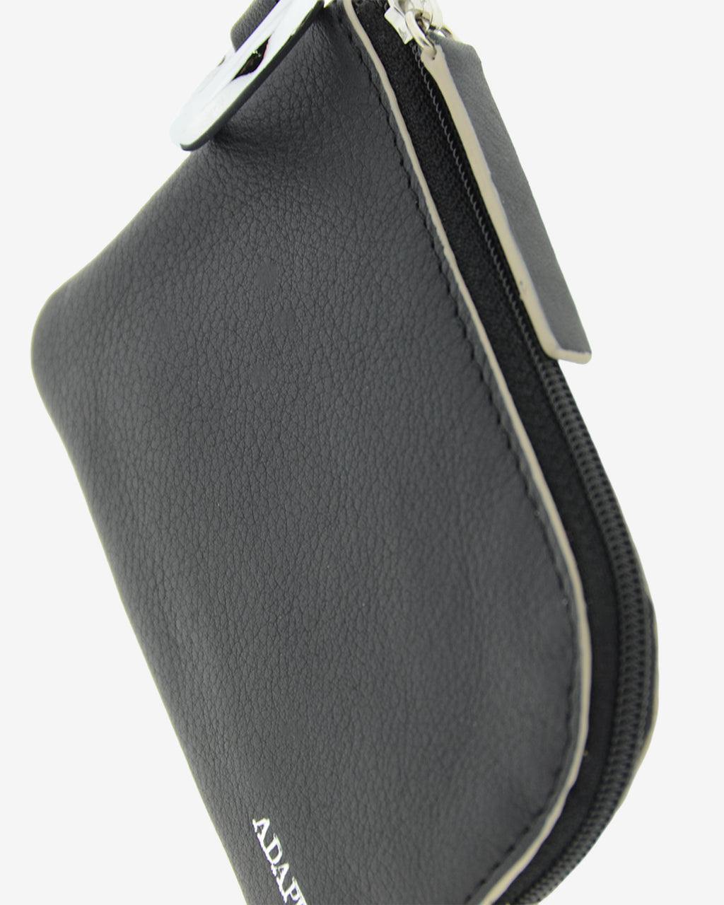 Monedero de piel auténtica ref. 8081-1 en color negro, de medida pequeña y compacta, cierre de cremallera y aro metálico exterior, con protección de tarjetas RFID de la colección Essenza, vista detalle de piel, ribete y cierre de cremallera