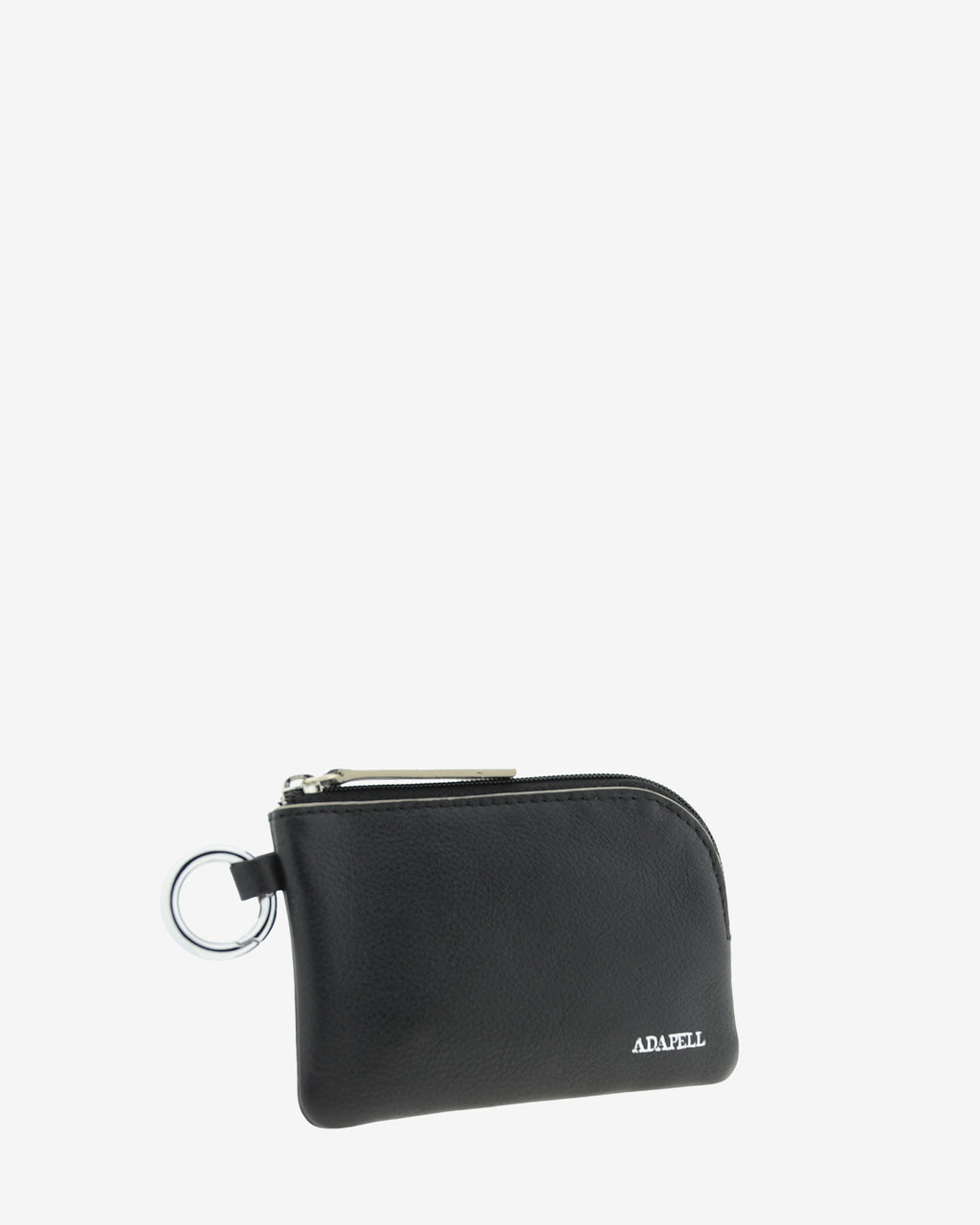 Monedero de piel auténtica ref. 8081-1 en color negro, de medida pequeña y compacta, cierre de cremallera y aro metálico exterior, con protección de tarjetas RFID de la colección Essenza, vista diagonal frontal 