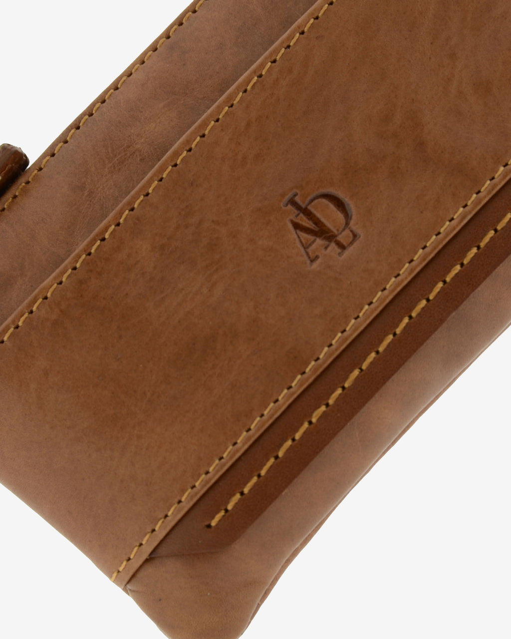 Detalle de piel, costuras y logo en monedero color cuero con RFID, ref. 1649-6