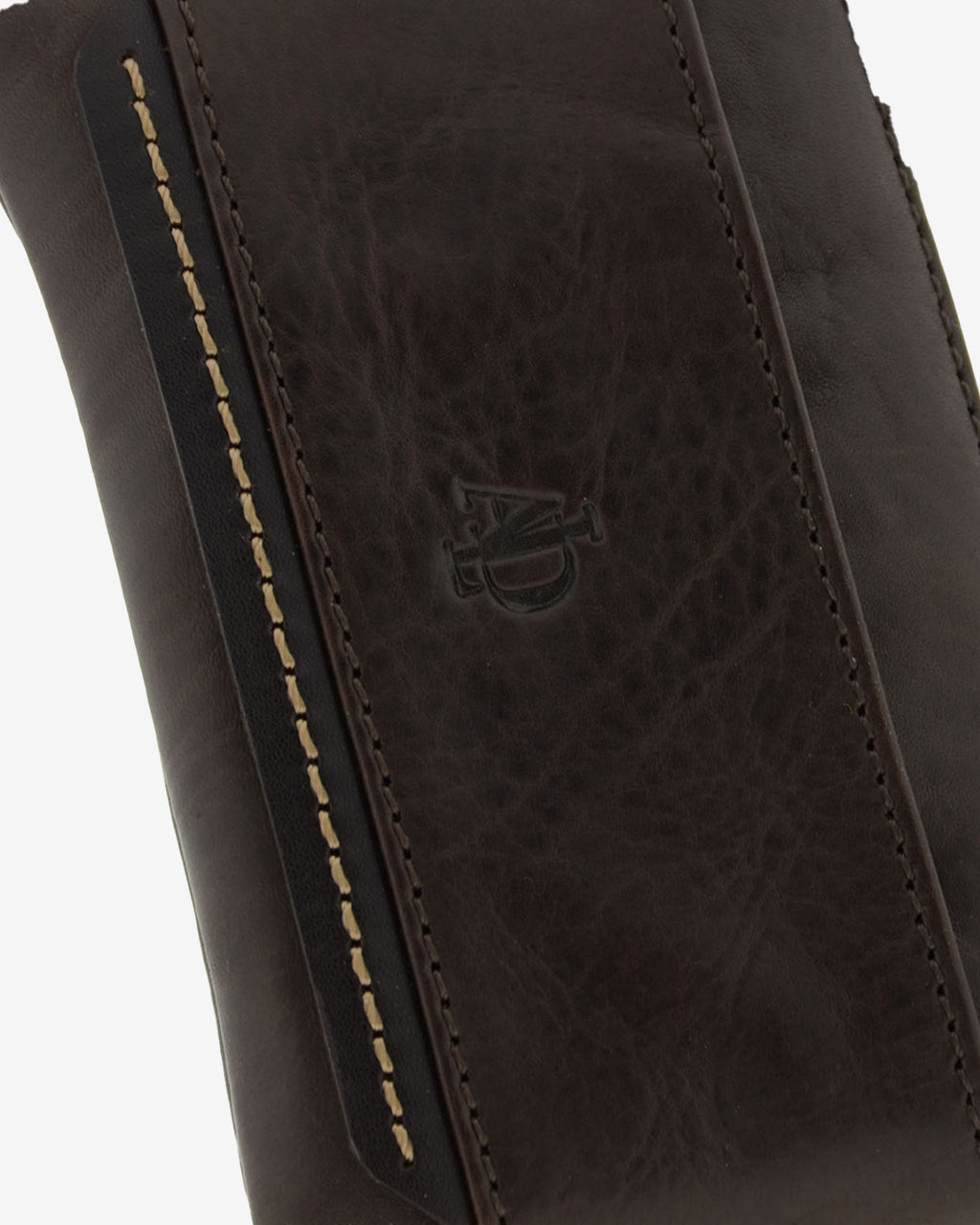 Detalle de piel, costuras y logo en monedero marrón chocolate con RFID, ref. 1649-2