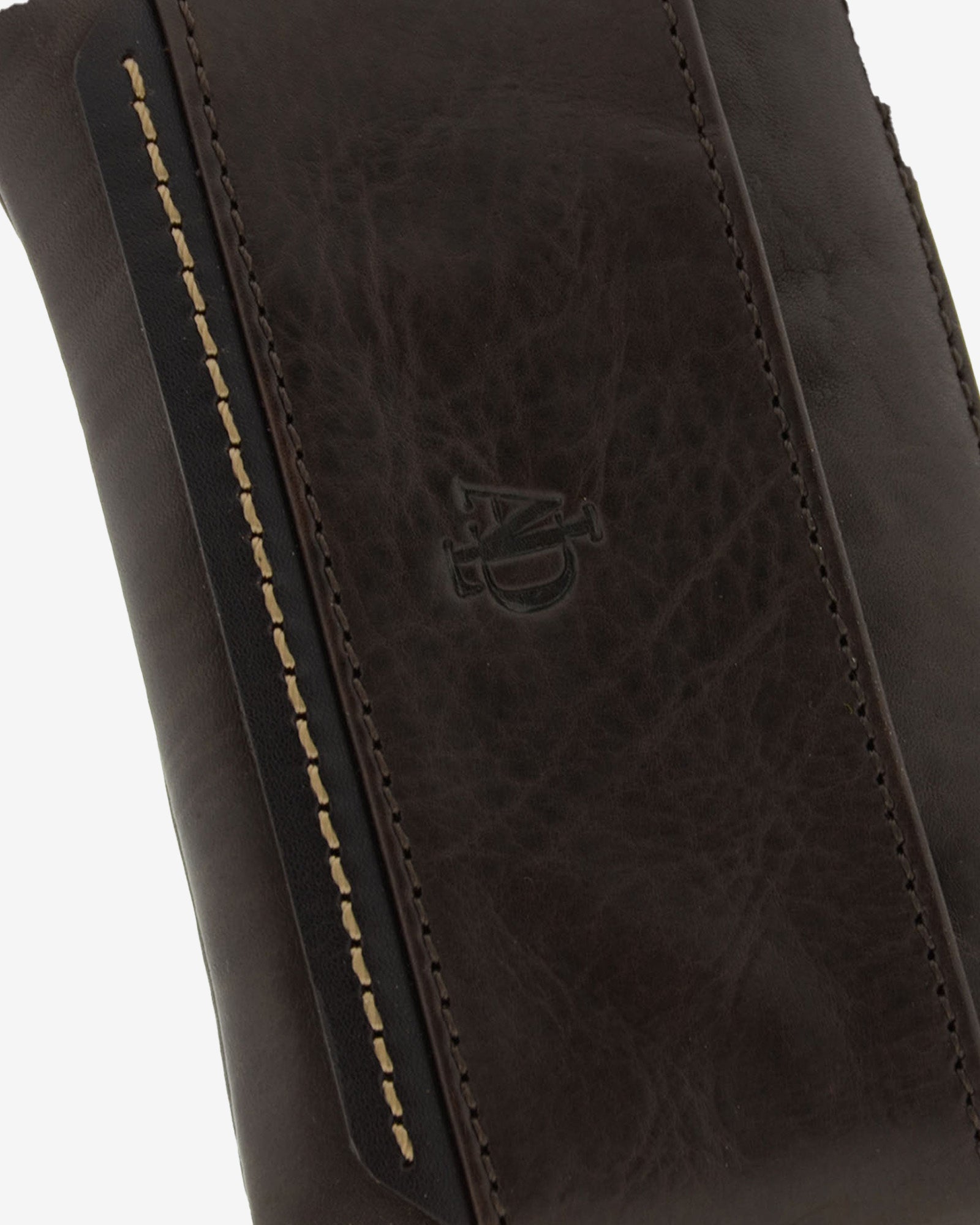 Detalle de piel, costuras y logo en monedero marrón chocolate con RFID, ref. 1649-2