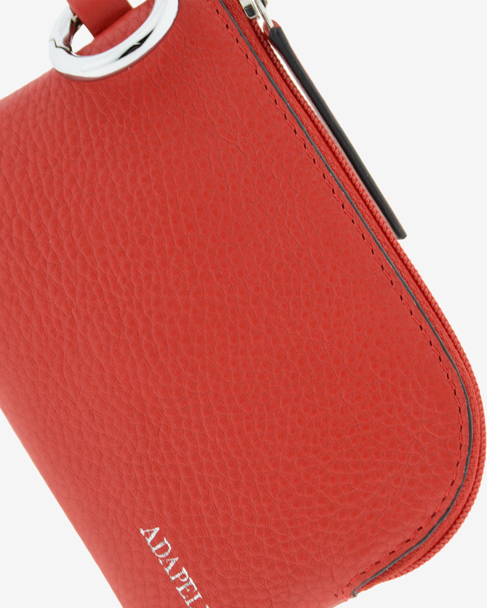 Monedero de piel auténtica ref. 8081-3 en color rojo, de medida pequeña y compacta, cierre de cremallera y aro metálico exterior, con protección de tarjetas RFID de la colección Essenza, vista detalle de piel, acabados y logo Adapell