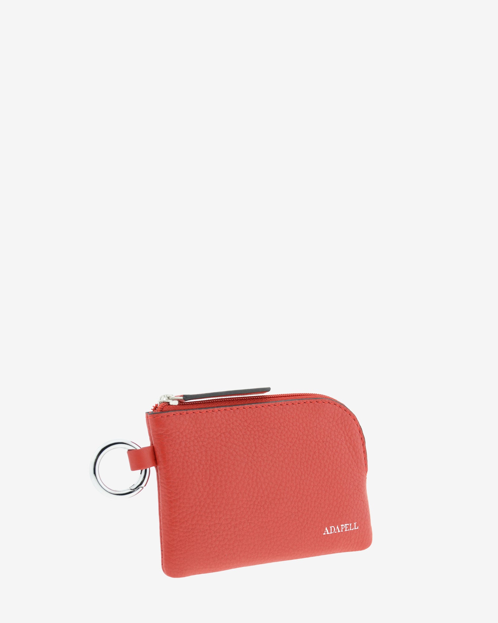 Monedero de piel auténtica ref. 8081-3 en color rojo, de medida pequeña y compacta, cierre de cremallera y aro metálico exterior, con protección de tarjetas RFID de la colección Essenza, vista diagonal frontal 