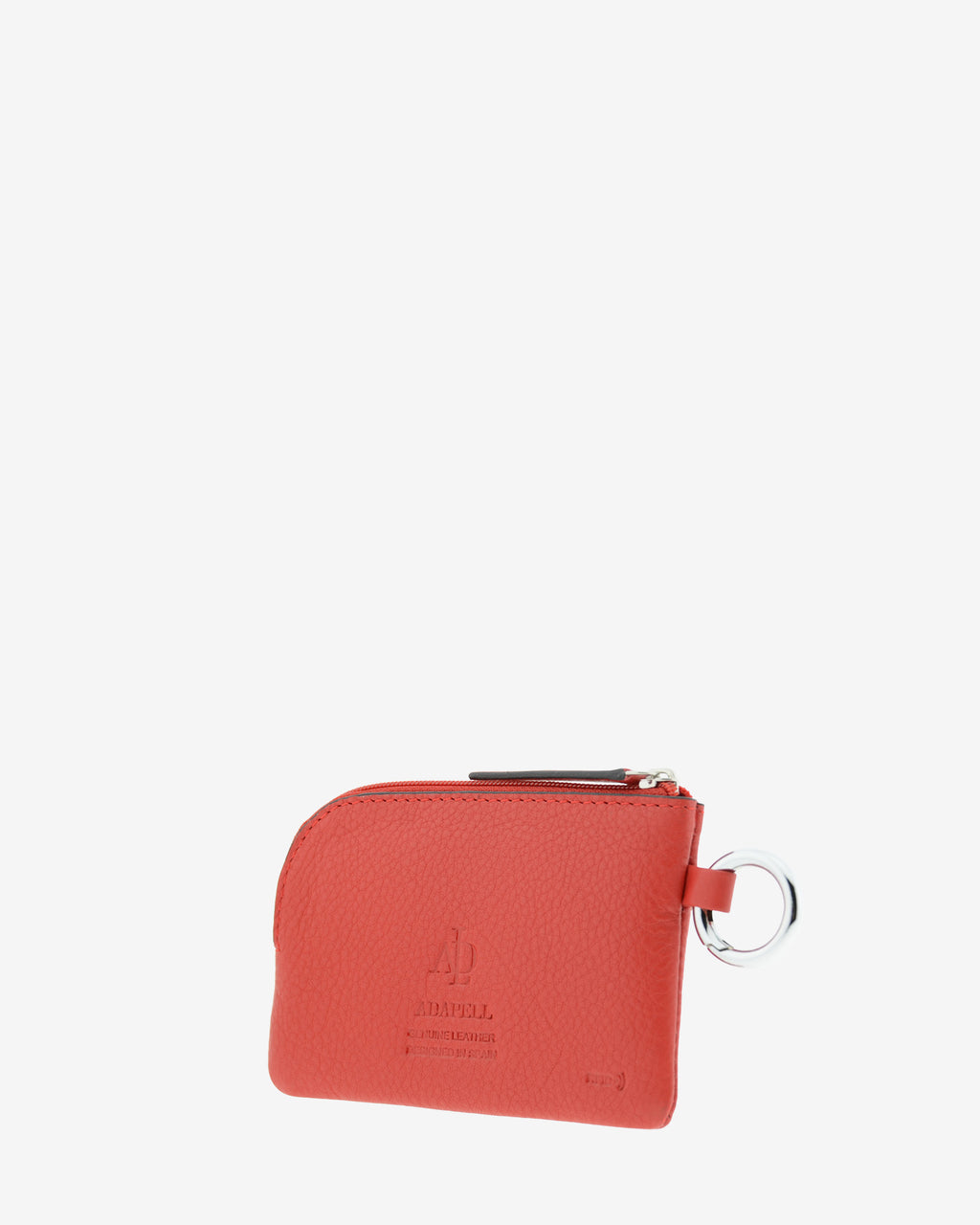 Monedero de piel auténtica ref. 8081-3 en color rojo, de medida pequeña y compacta, cierre de cremallera y aro metálico exterior, con protección de tarjetas RFID de la colección Essenza, vista diagonal trasera