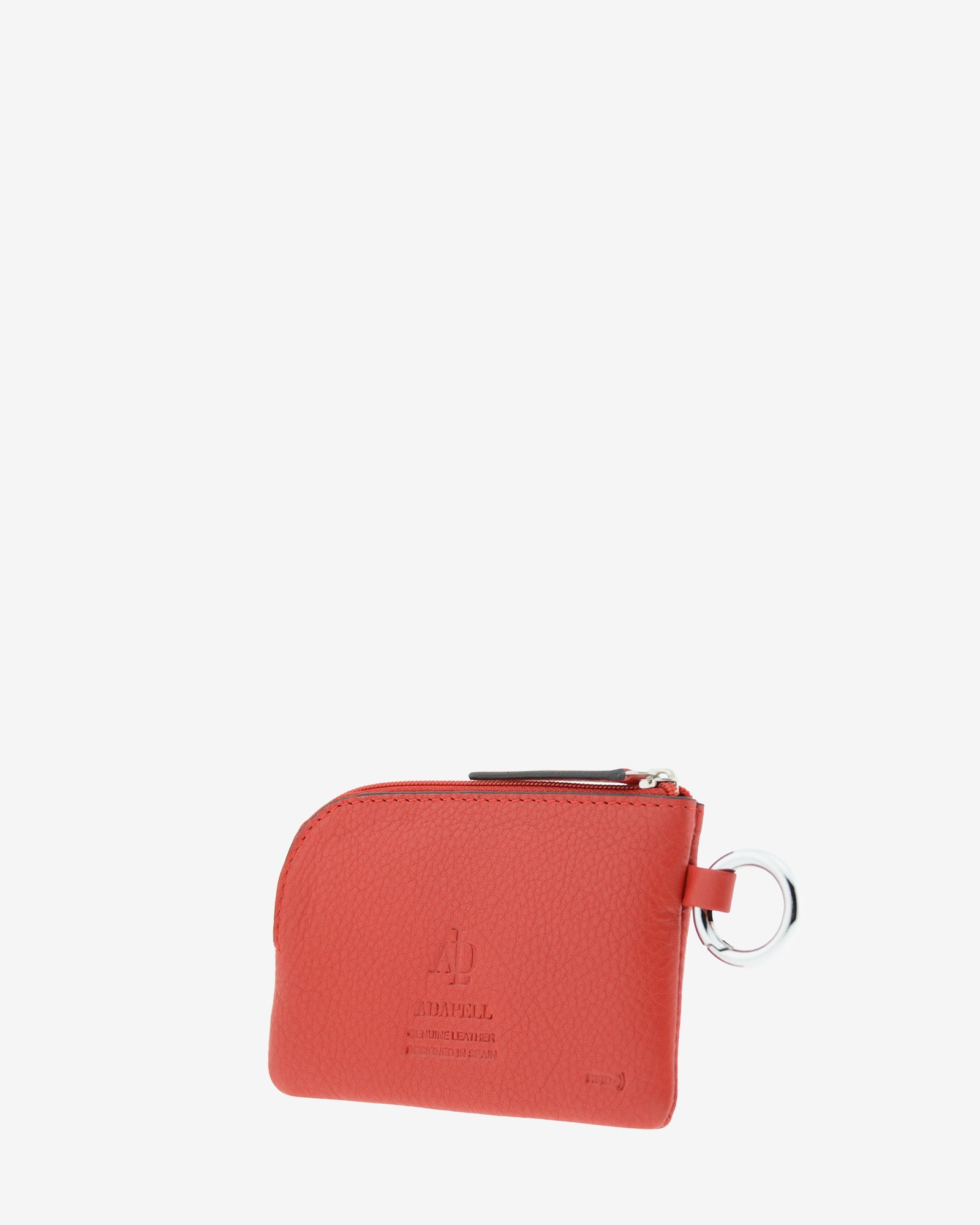 Monedero de piel auténtica ref. 8081-3 en color rojo, de medida pequeña y compacta, cierre de cremallera y aro metálico exterior, con protección de tarjetas RFID de la colección Essenza, vista diagonal trasera