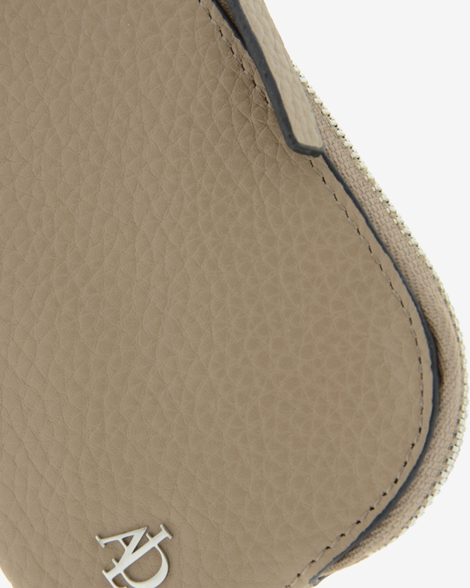 Monedero unisex de piel auténtica granulada de alta calidad, ref. 4258-12 en color topo, con protección de tarjetas RFID y aro para colgar o para llaves, de la colección Nude, vista detalle de la piel, cremallera y logo Adapell