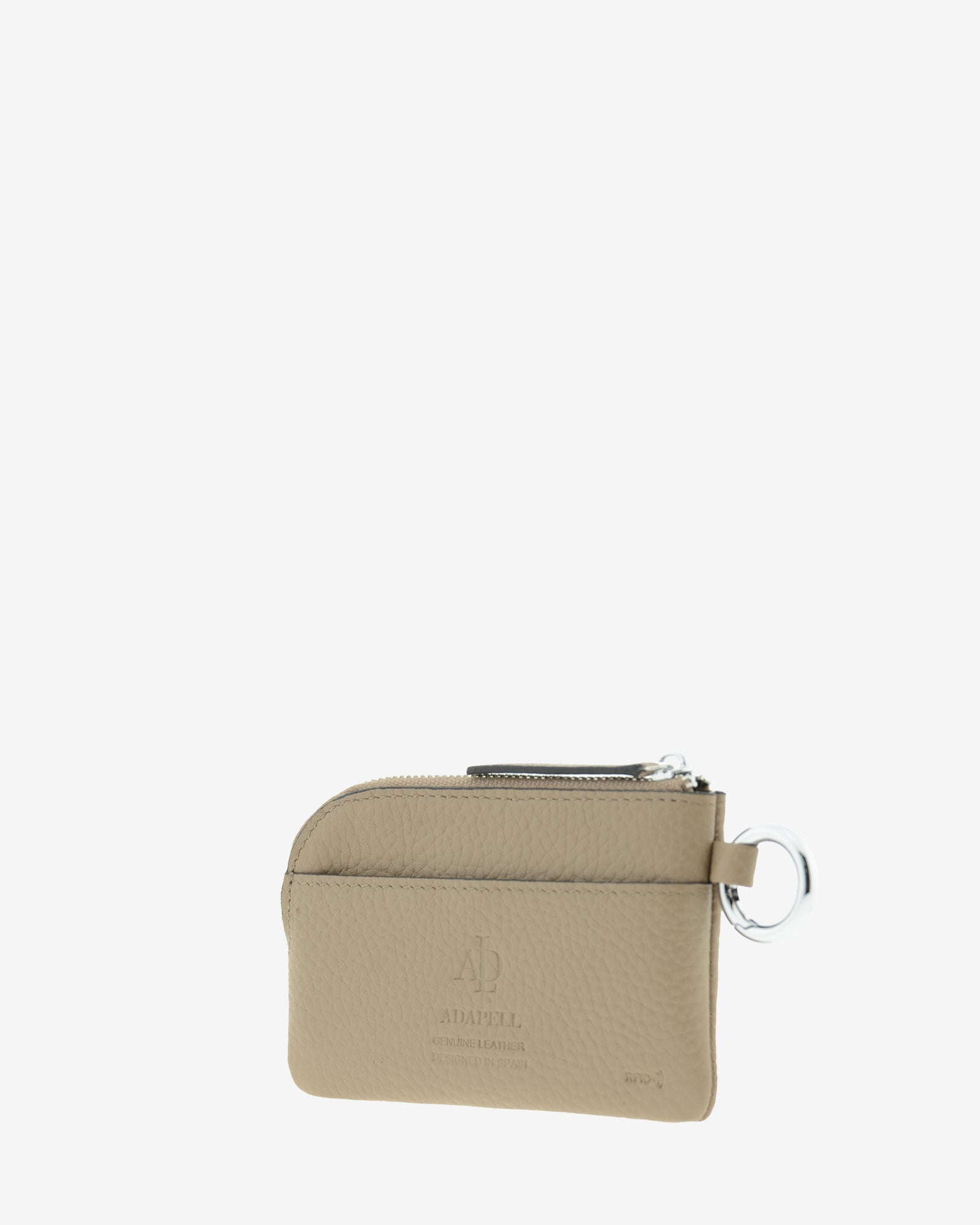 Monedero unisex de piel auténtica granulada de alta calidad, ref. 4258-12 en color topo, con protección de tarjetas RFID y aro para colgar o para llaves, de la colección Nude, vista diagonal trasera