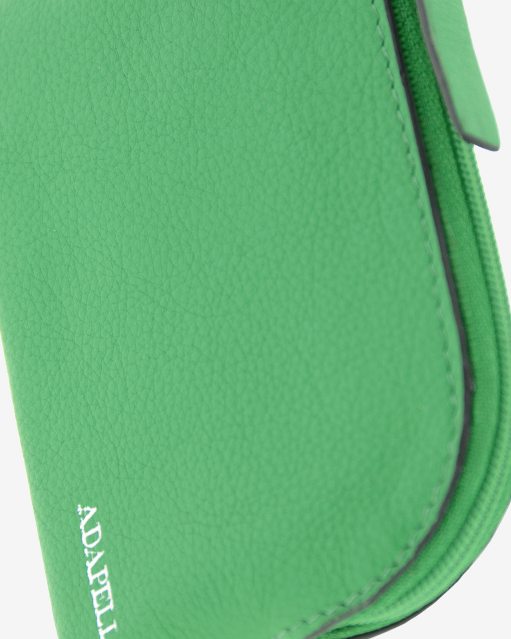 Monedero de piel auténtica ref. 8081-5 en color verde, de medida pequeña y compacta, cierre de cremallera y aro metálico exterior, con protección de tarjetas RFID de la colección Essenza, vista detalle de piel, acabados y logo Adapell