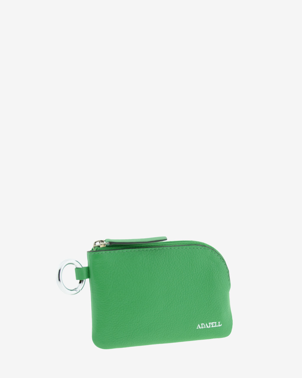 Monedero de piel auténtica ref. 8081-5 en color verde, de medida pequeña y compacta, cierre de cremallera y aro metálico exterior, con protección de tarjetas RFID de la colección Essenza, vista diagonal frontal 