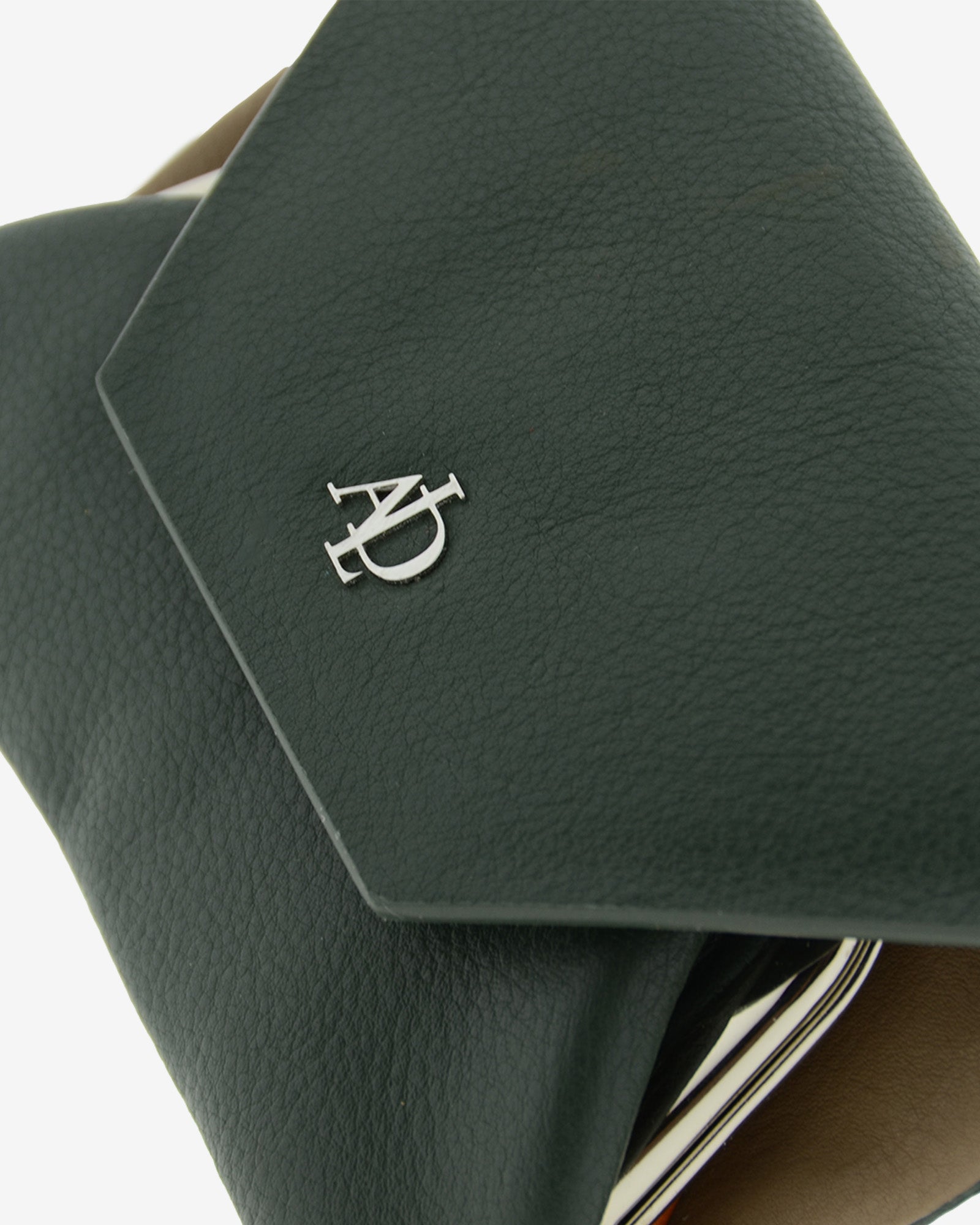 Monedero en piel autentica con boquilla interior, de color verde, liso con logo Adapell. Ref. 4239-5. Vista detalle piel y logo Adapell.