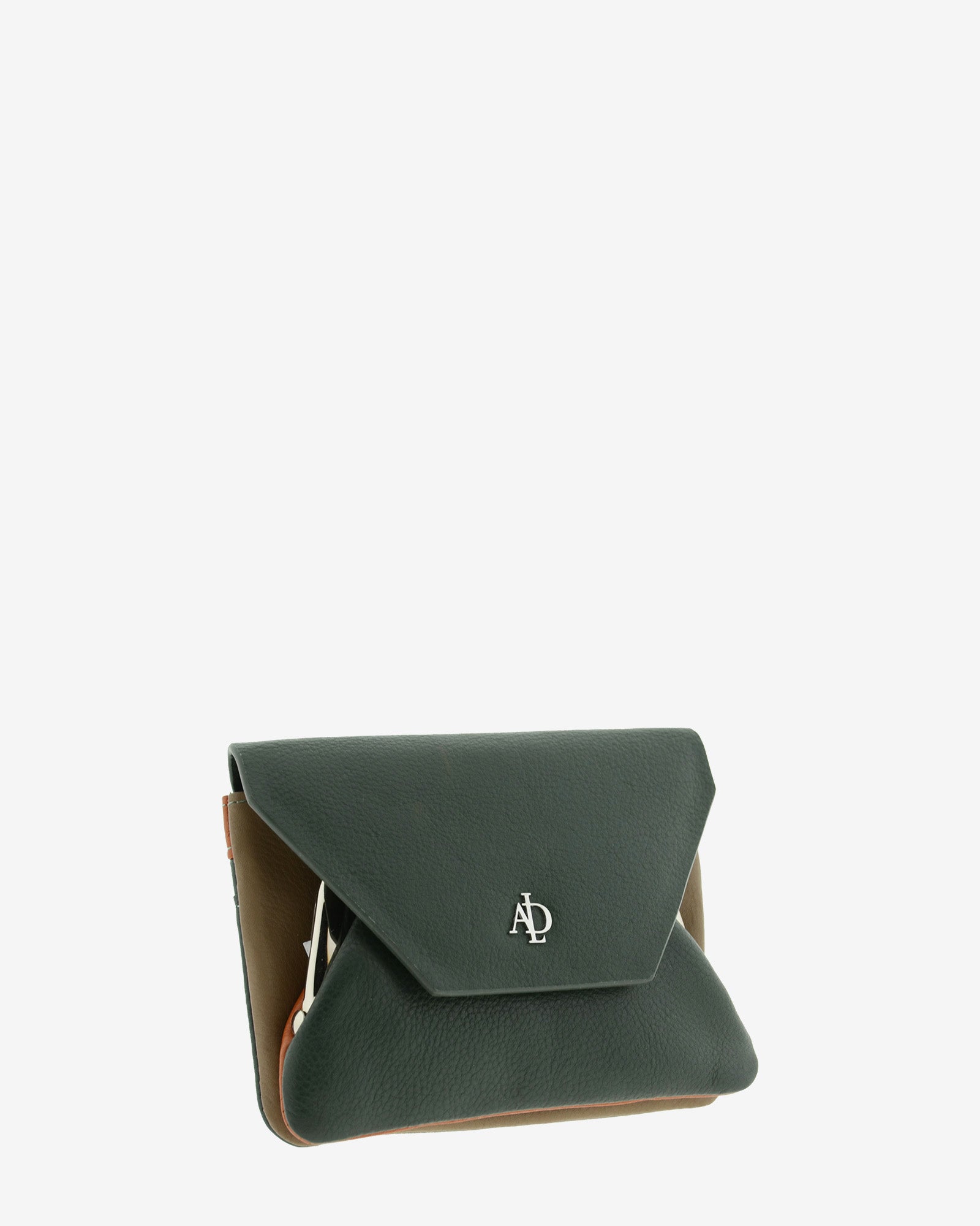 Monedero en piel autentica con boquilla interior, de color verde, liso con logo Adapell. Ref. 4239-5. Vista diagonal frontal.