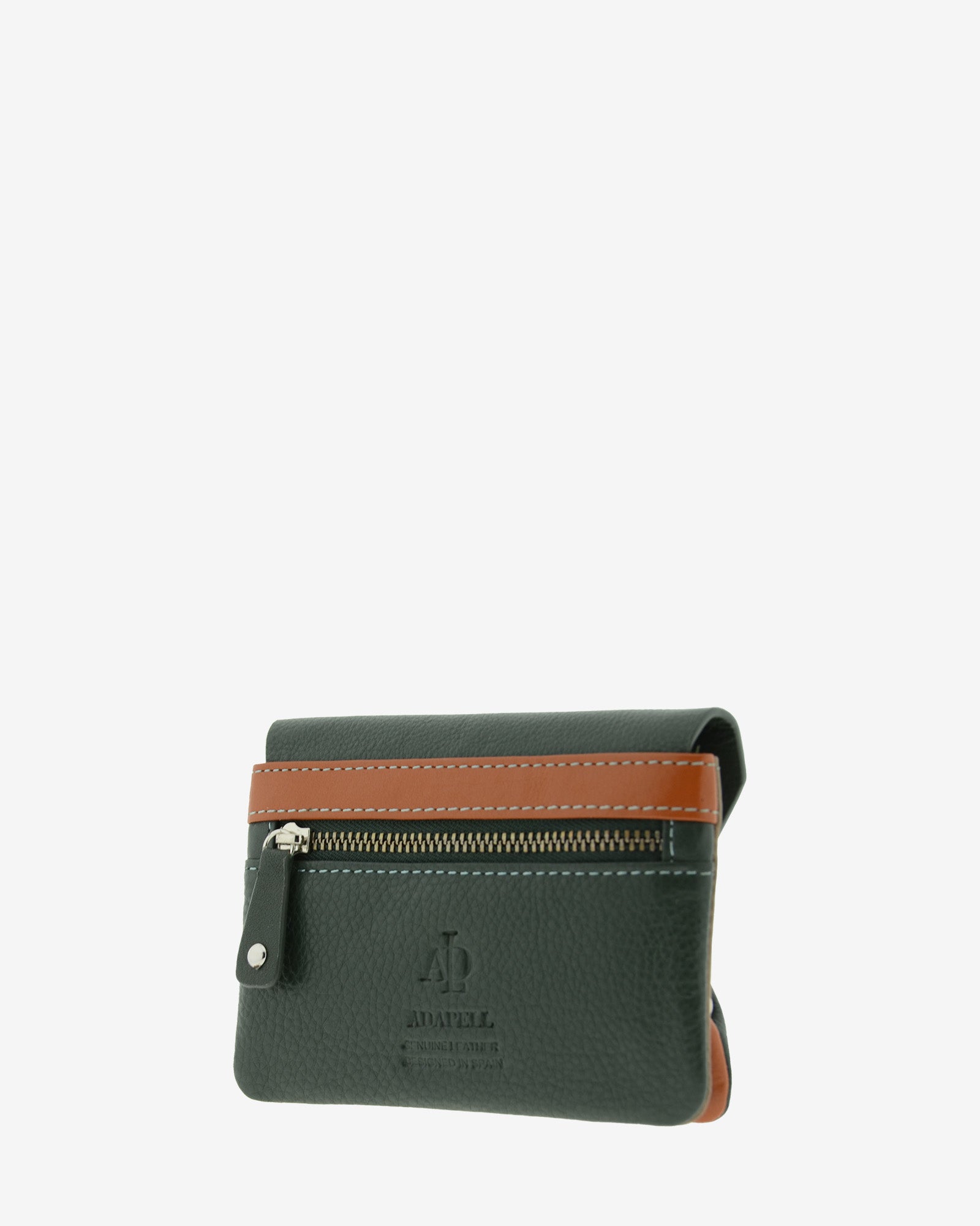 Monedero en piel autentica con boquilla interior, de color verde, liso con logo Adapell. Ref. 4239-5. Vista diagonal trasera con compartimento con cremallera.