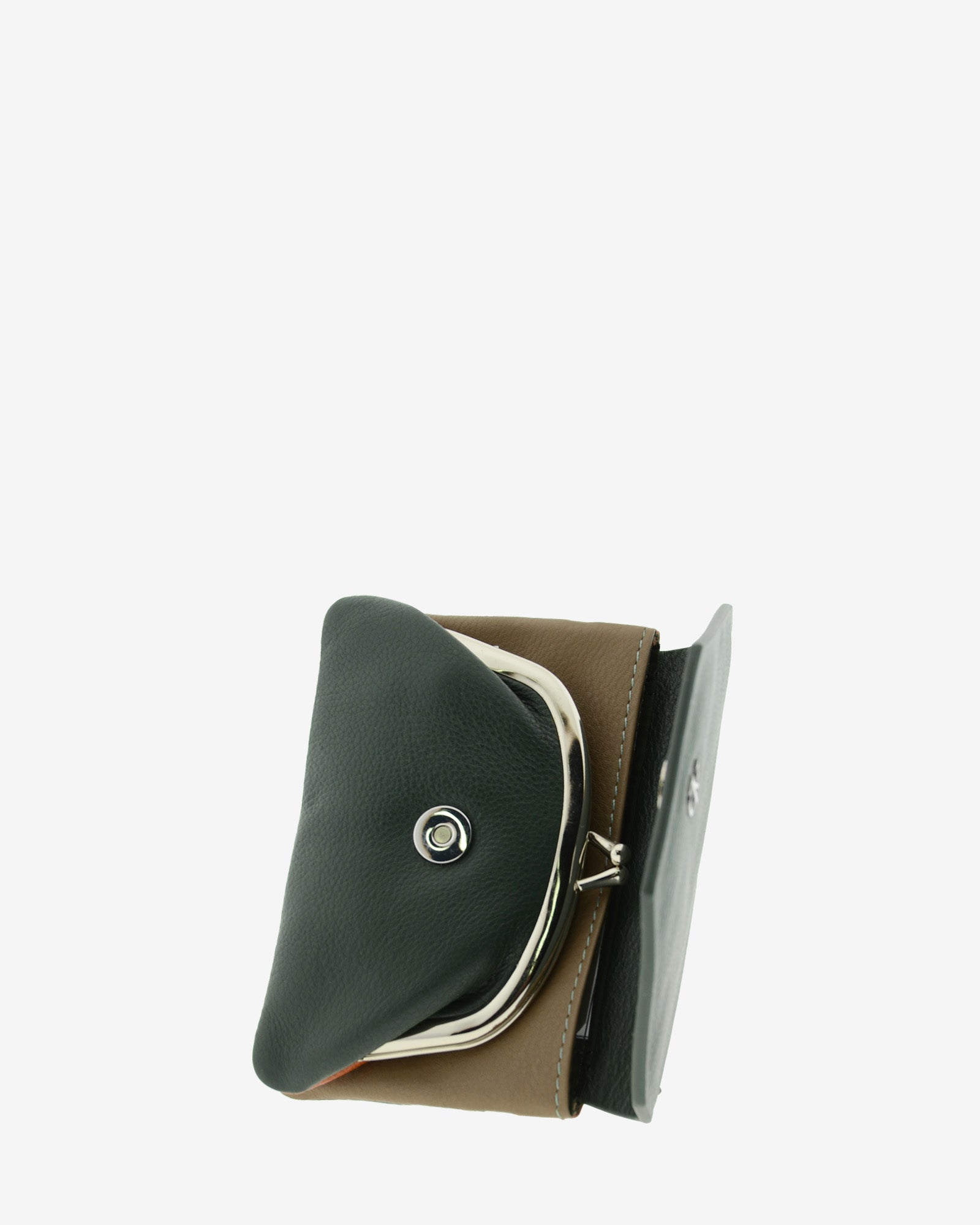 Monedero en piel autentica con boquilla interior, de color verde, liso con logo Adapell. Ref. 4239-5. Vista interior boquilla y cierre.