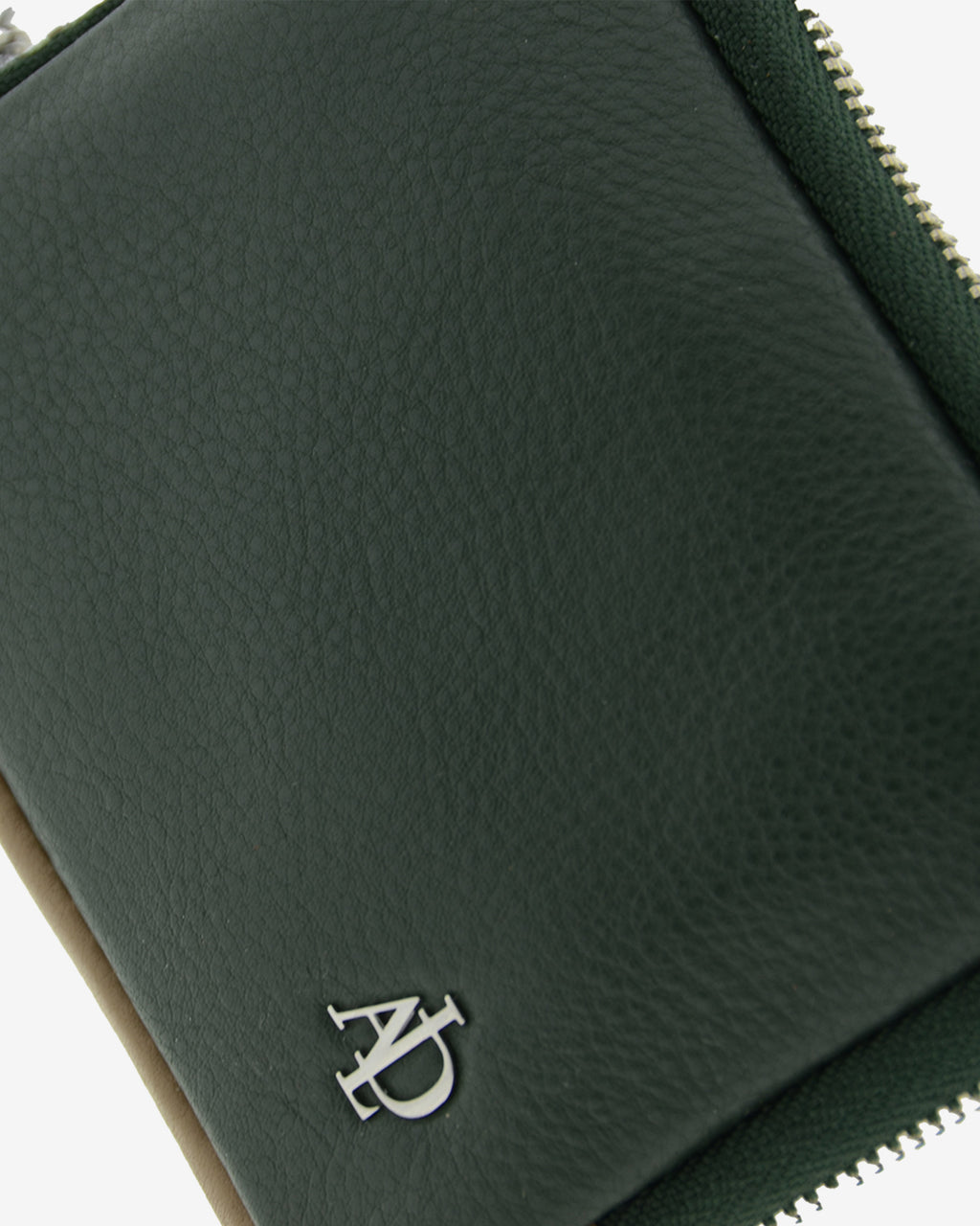 Monedero de mujer en piel suave de color verde con cremallera. Ref. 4241-5. Vista detalle piel y logo Adapell.