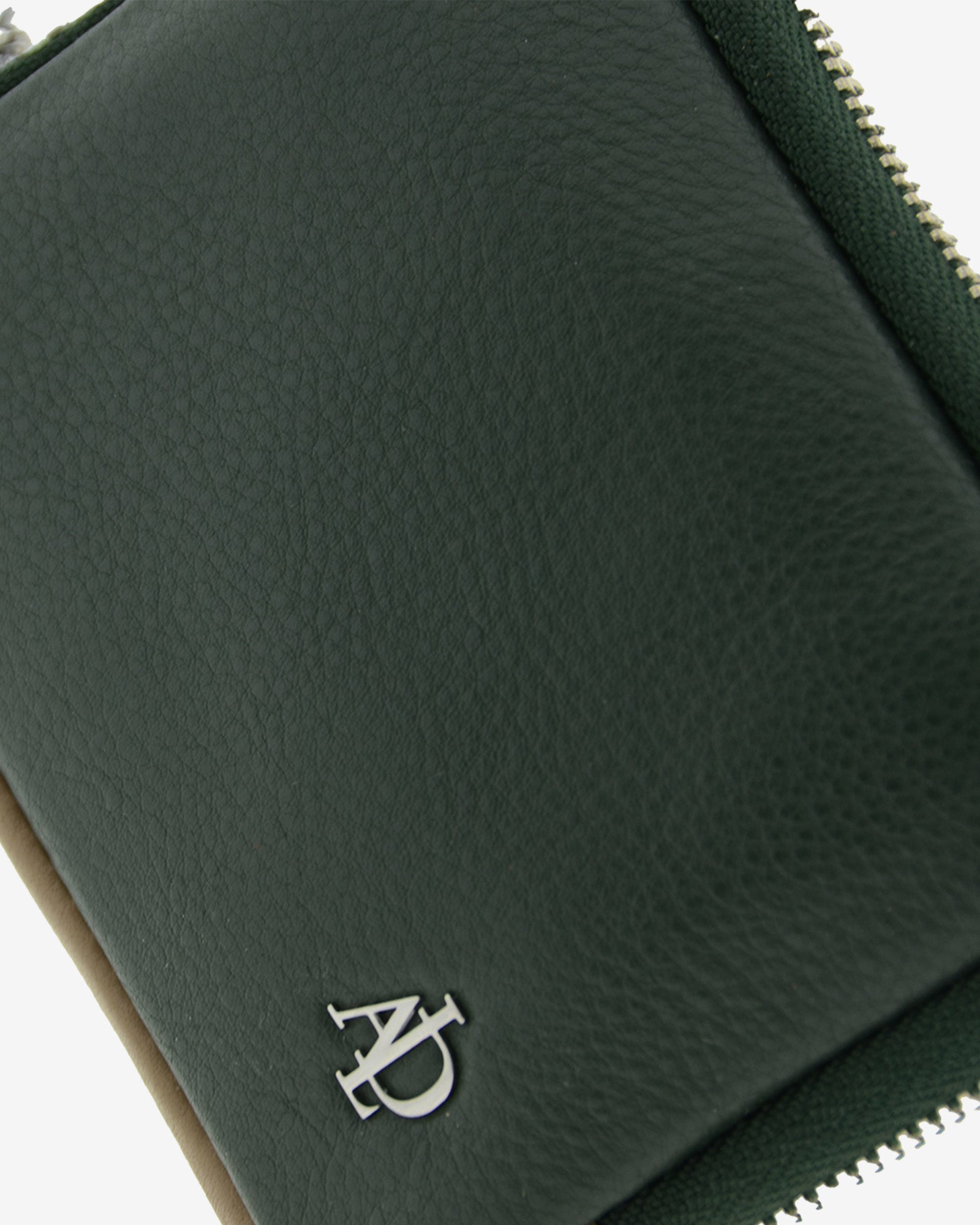 Monedero de mujer en piel suave de color verde con cremallera. Ref. 4241-5. Vista detalle piel y logo Adapell.
