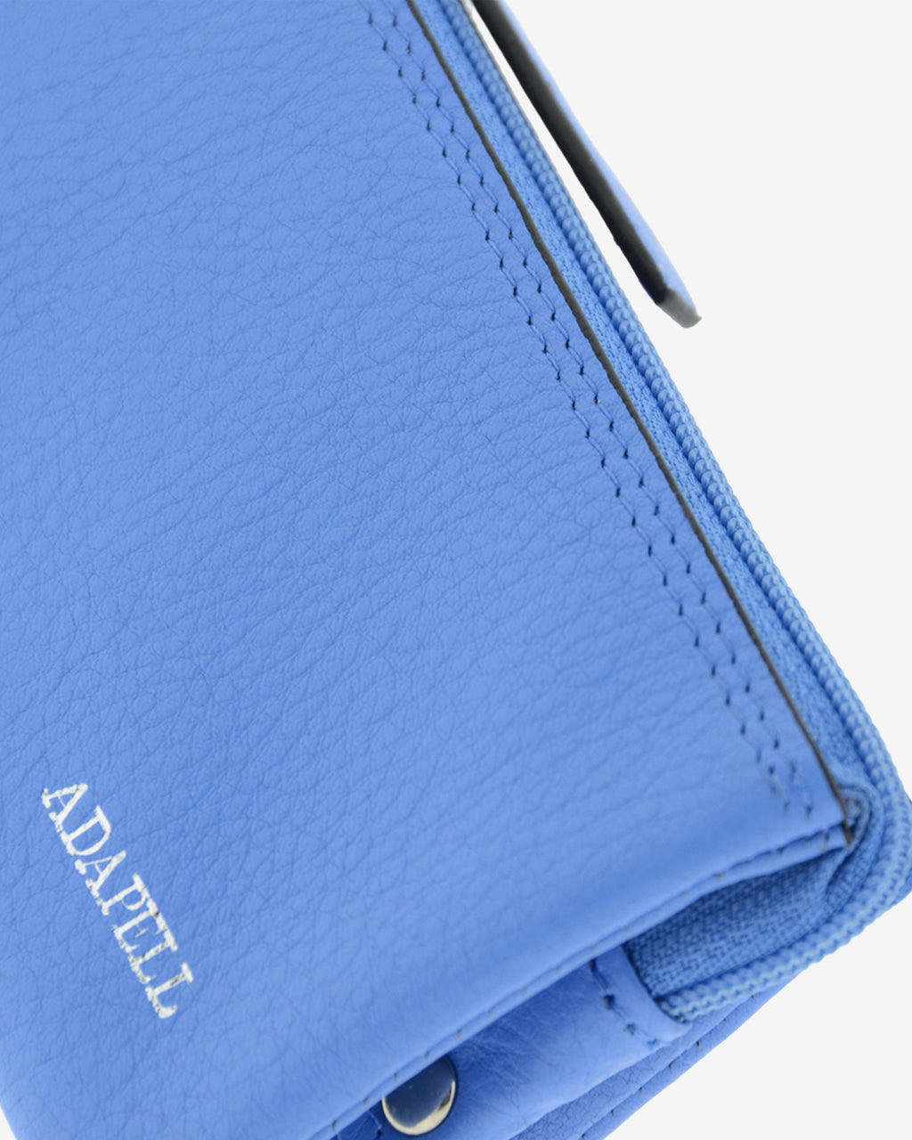 Monedero-tarjetero de piel auténtica ref. 8082-14 en color azul con ribete negro, de medida pequeña y compacta, 5 compartimentos interiores, cierre de cremallera y aro metálico interior, con protección de tarjetas RFID de la colección Essenza, vista detalle piel, costuras y logo Adapell