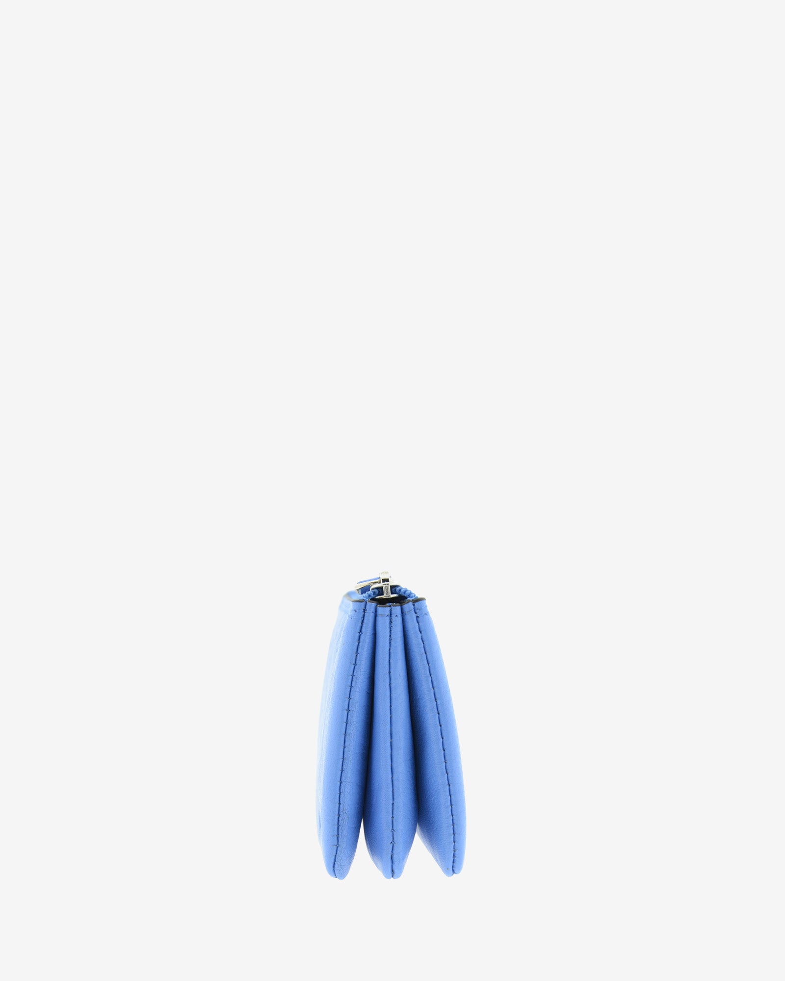 Monedero-tarjetero de piel auténtica ref. 8082-14 en color azul con ribete negro, de medida pequeña y compacta, 5 compartimentos interiores, cierre de cremallera y aro metálico interior, con protección de tarjetas RFID de la colección Essenza, vista lateral