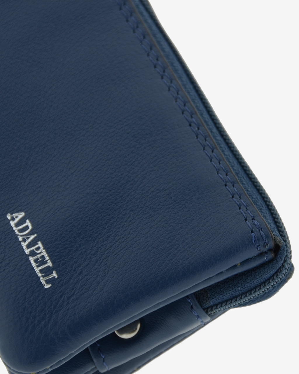 Monedero-tarjetero de piel auténtica ref. 8082-20 en color azul marino con ribete negro, de medida pequeña y compacta, 5 compartimentos interiores, cierre de cremallera y aro metálico interior, con protección de tarjetas RFID de la colección Essenza, vista detalle de piel, acabados y logo Adapell