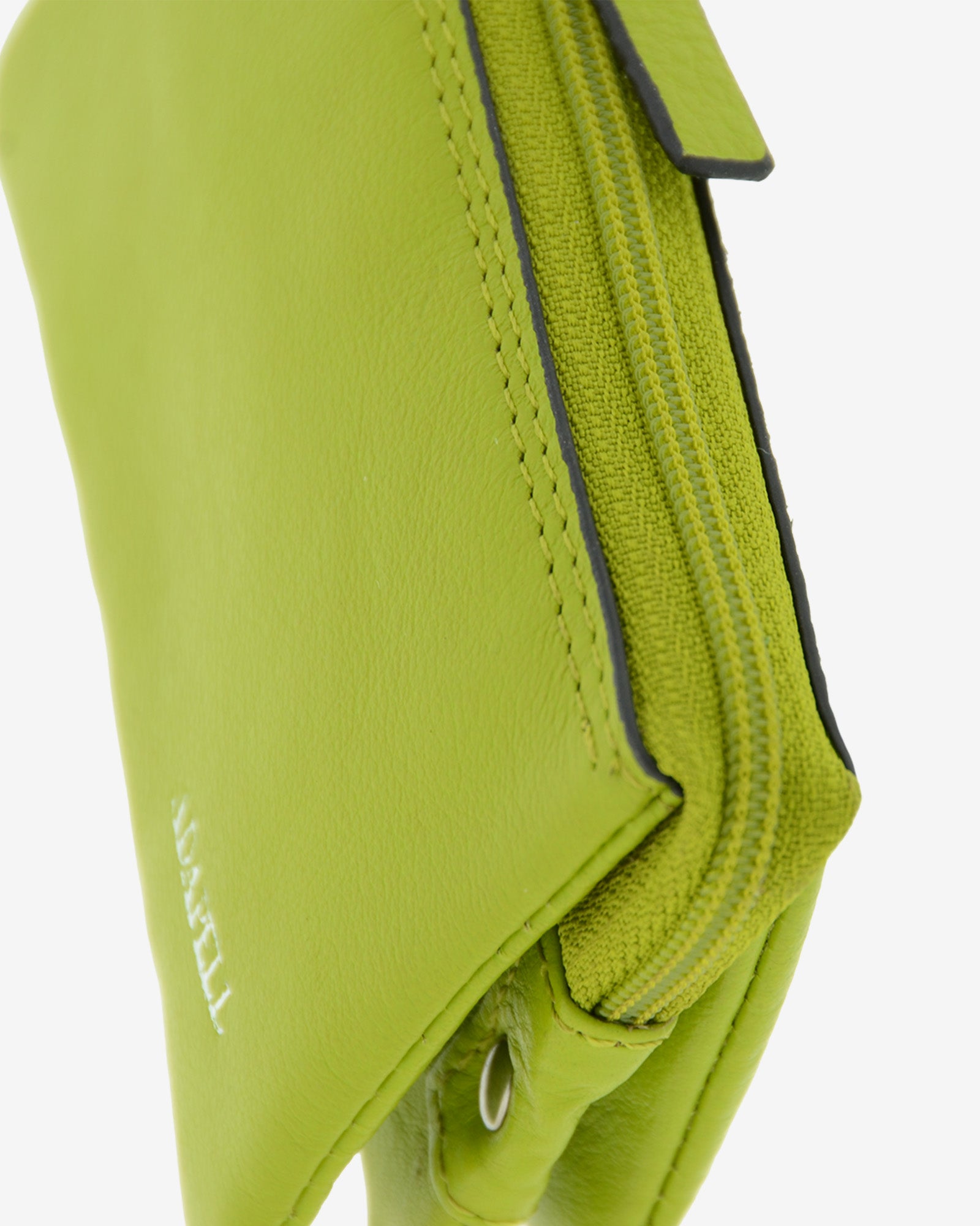 Monedero-tarjetero de piel auténtica ref. 8082-17 en color lima con ribete negro, de medida pequeña y compacta, 5 compartimentos interiores, cierre de cremallera y aro metálico interior, con protección de tarjetas RFID de la colección Essenza, vista detalle cremallera y acabados