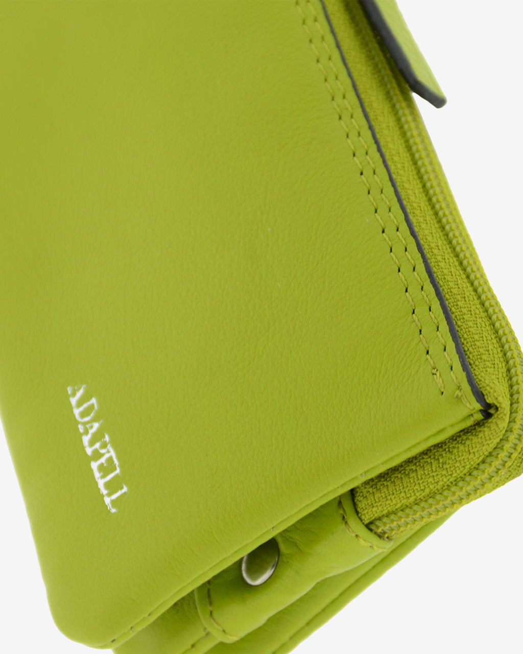Monedero-tarjetero de piel auténtica ref. 8082-17 en color lima con ribete negro, de medida pequeña y compacta, 5 compartimentos interiores, cierre de cremallera y aro metálico interior, con protección de tarjetas RFID de la colección Essenza, vista detalle de piel, acabados y logo