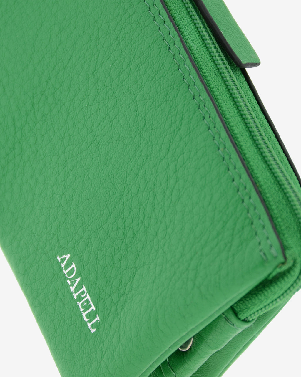 Monedero-tarjetero de piel auténtica ref. 8082-5 en color verde con ribete negro, de medida pequeña y compacta, 5 compartimentos interiores, cierre de cremallera y aro metálico interior, con protección de tarjetas RFID de la colección Essenza, vista detalle de piel, acabados y logo Adapell