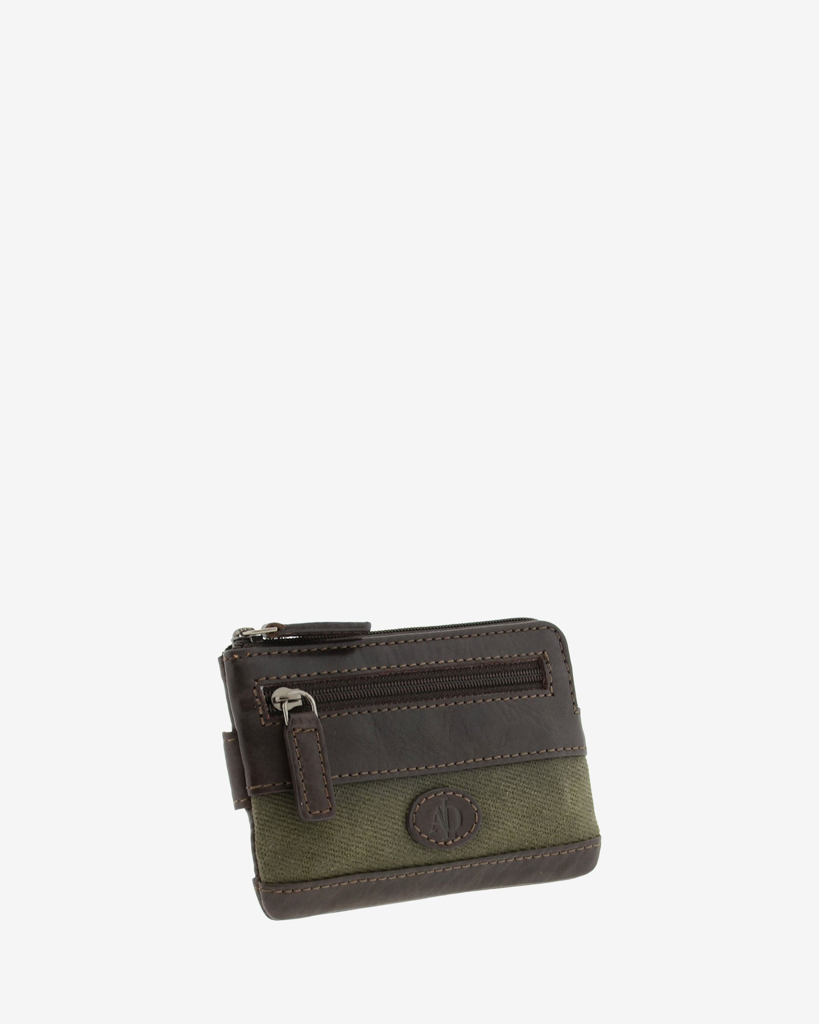 Monedero tarjetero de piel marron con franja de canvas, vista en ángulo mostrando el bolsillo exterior con cremallera, referencia 1623