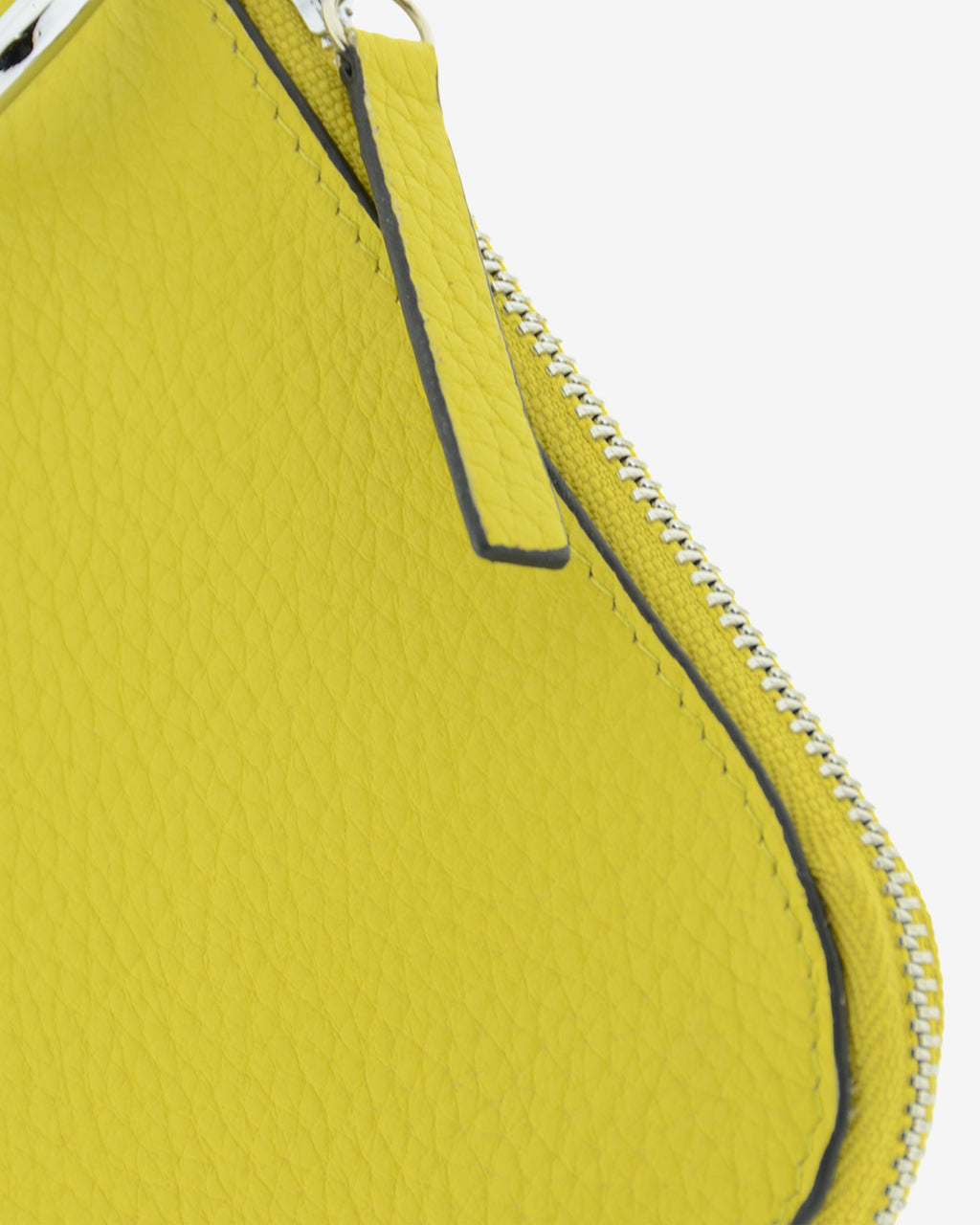 Monedero unisex de piel auténtica granulada de alta calidad, ref. 4258-17 en color amarillo citrine, con protección de tarjetas RFID y aro para colgar o para llaves, de la colección Nude, vista detalle de piel y cremallera metálica