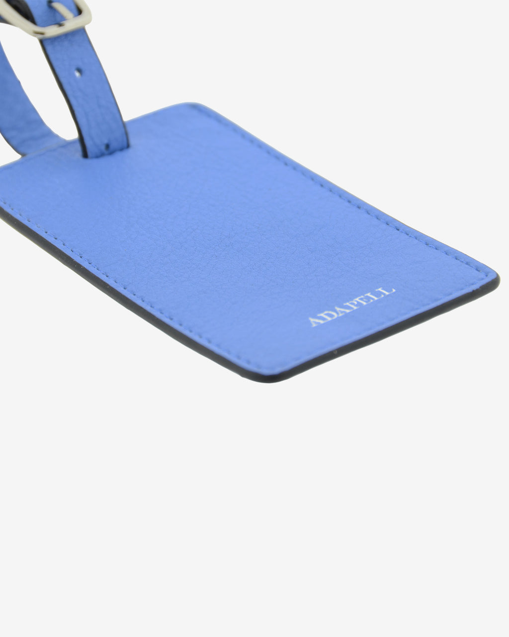 Tag identificador maleta con cierre de hebilla, ref. 8088-14, en piel de color azul y cantos en negro, con logo Adapell, vista detalle piel