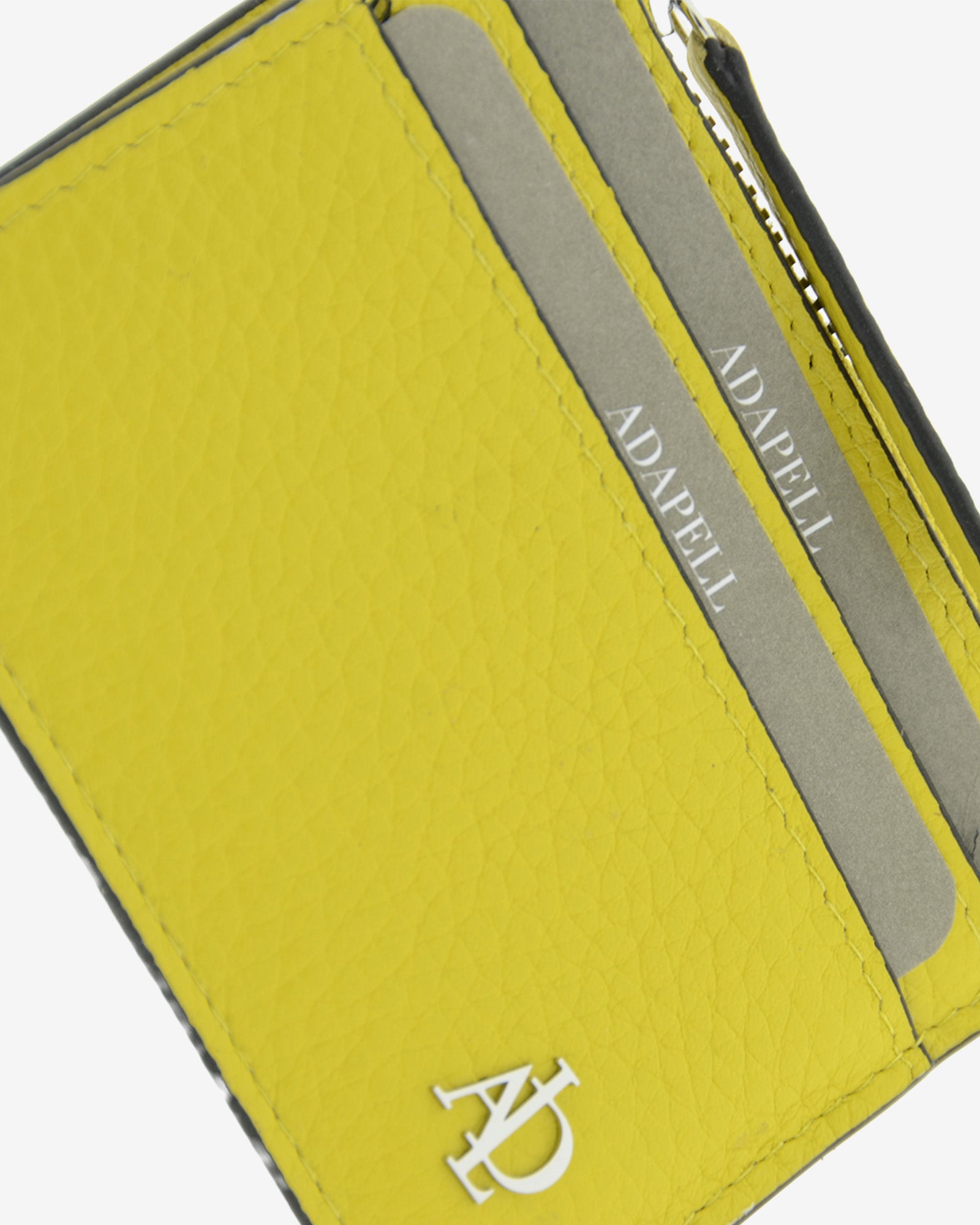 Tarjetero de piel auténtica granulada de alta calidad, ref. 4259-17 en color amarillo citrine, con protección de tarjetas RFID y monedero central con cremallera, de la colección Nude, vista detalle piel, composición y logo Adapell