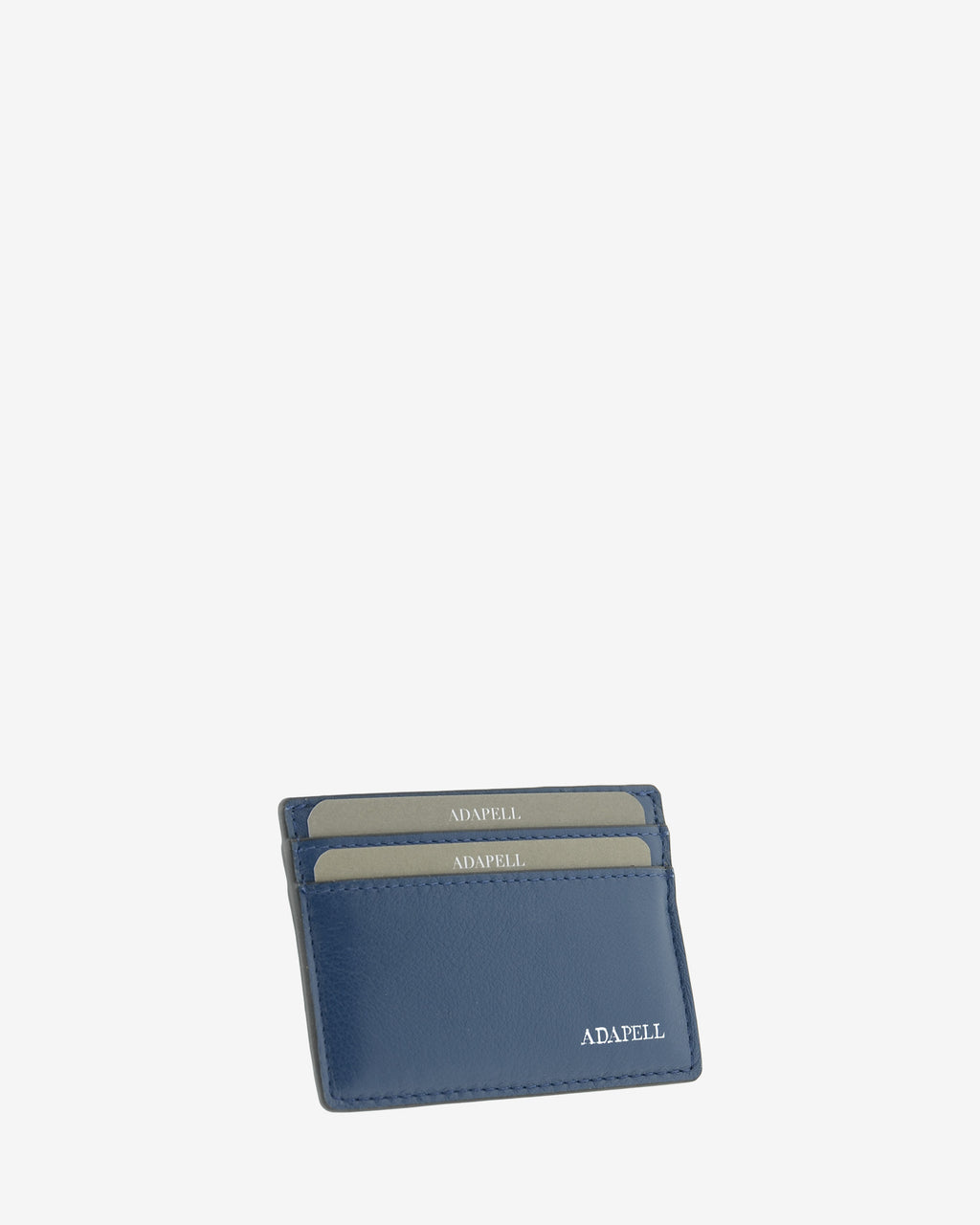 Tarjetero ultrafino en piel auténtica de color azul marino con bordes en negro, ref. 8083-20, con capacidad para 4 tarjetas y compartimento central para billetes o más tarjetas y con protección de tarjetas RFID, vista diagonal frontal