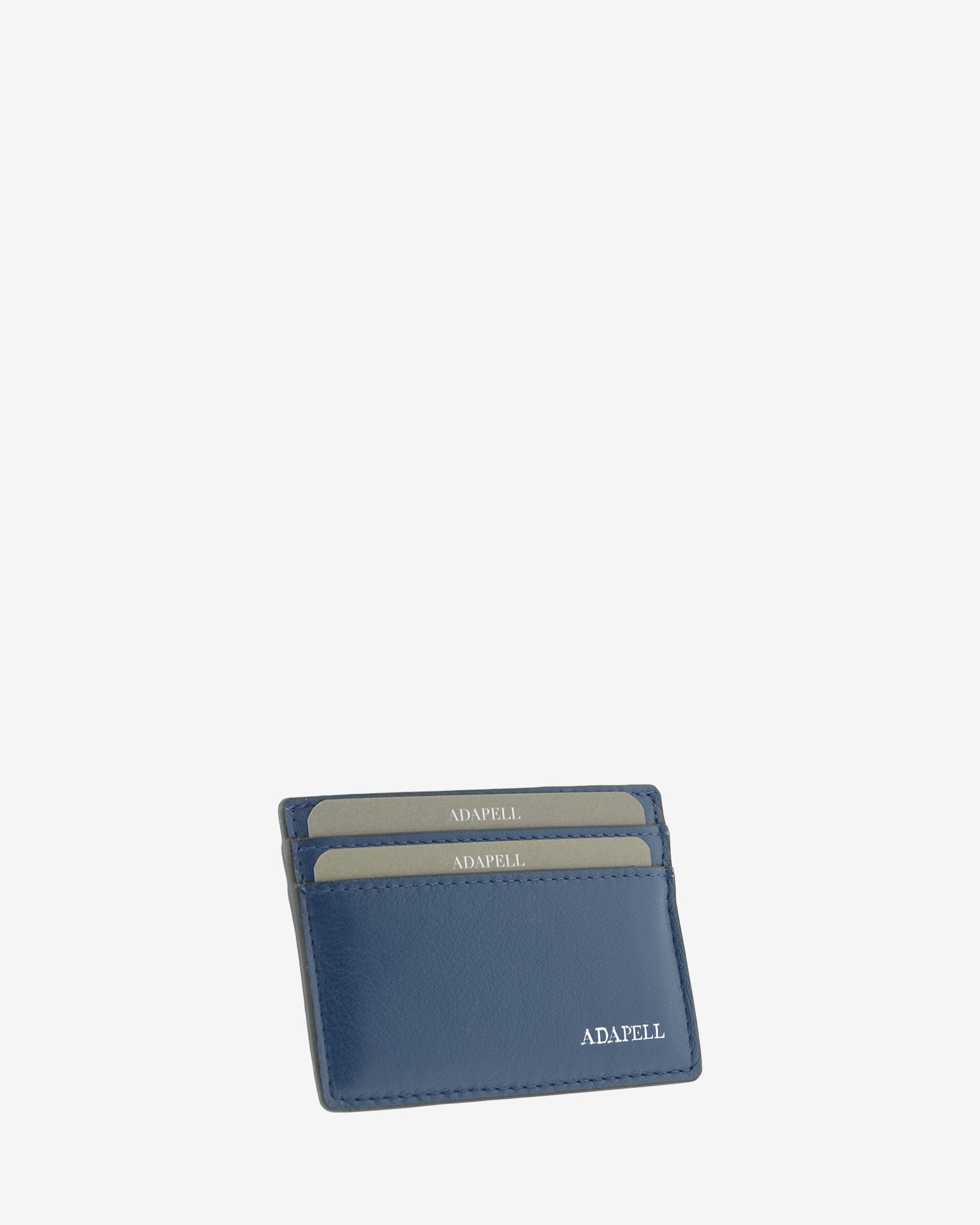 Tarjetero ultrafino en piel auténtica de color azul marino con bordes en negro, ref. 8083-20, con capacidad para 4 tarjetas y compartimento central para billetes o más tarjetas y con protección de tarjetas RFID, vista diagonal frontal
