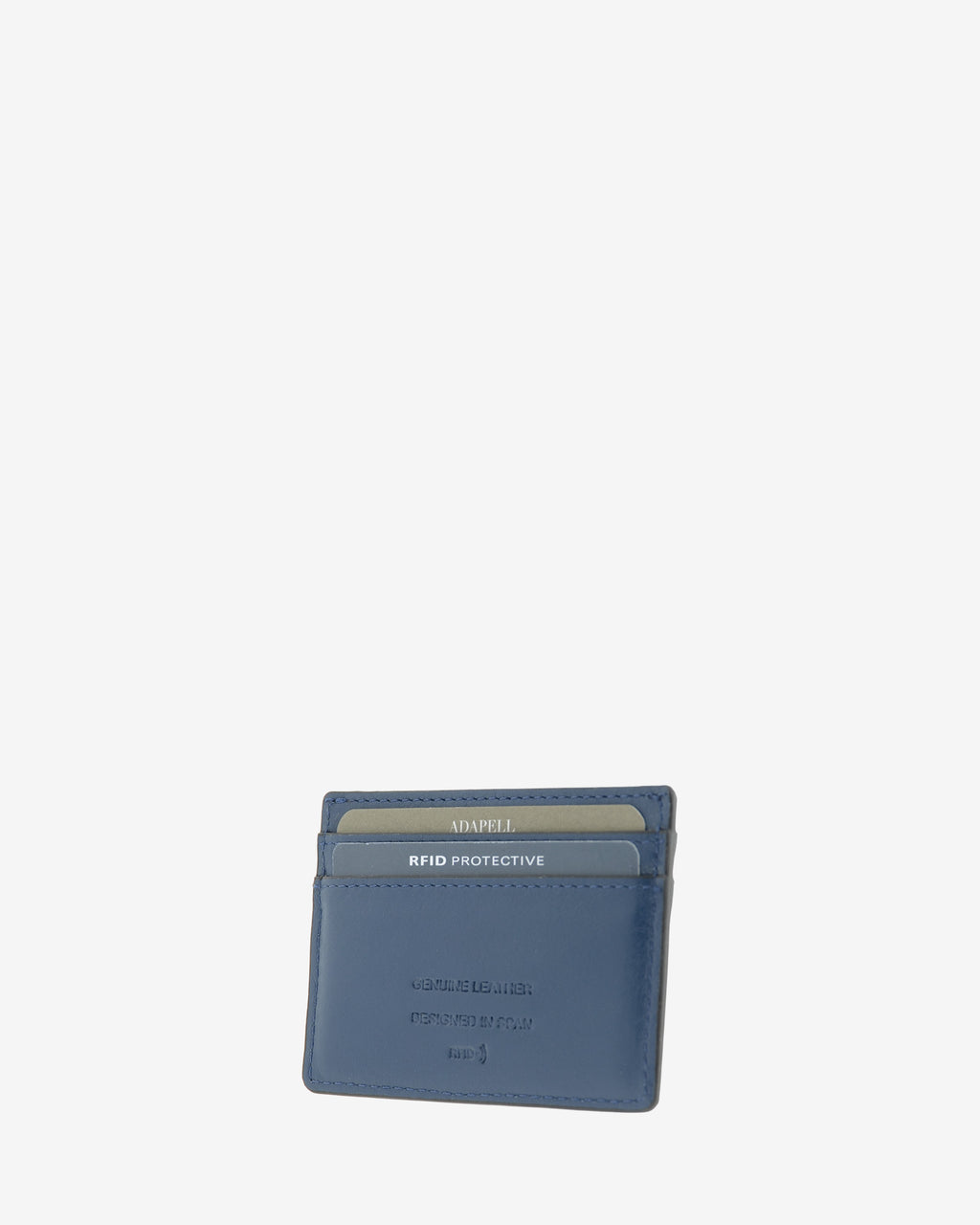 Tarjetero ultrafino en piel auténtica de color azul marino con bordes en negro, ref. 8083-20, con capacidad para 4 tarjetas y compartimento central para billetes o más tarjetas y con protección de tarjetas RFID, vista diagonal trasera