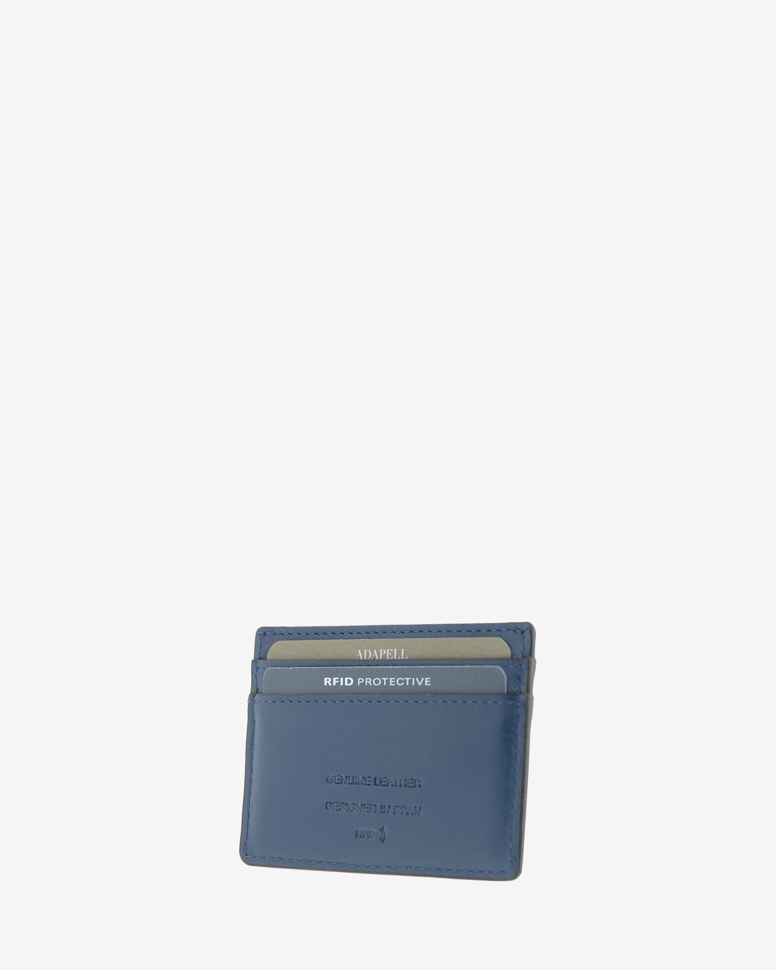 Tarjetero ultrafino en piel auténtica de color azul marino con bordes en negro, ref. 8083-20, con capacidad para 4 tarjetas y compartimento central para billetes o más tarjetas y con protección de tarjetas RFID, vista diagonal trasera