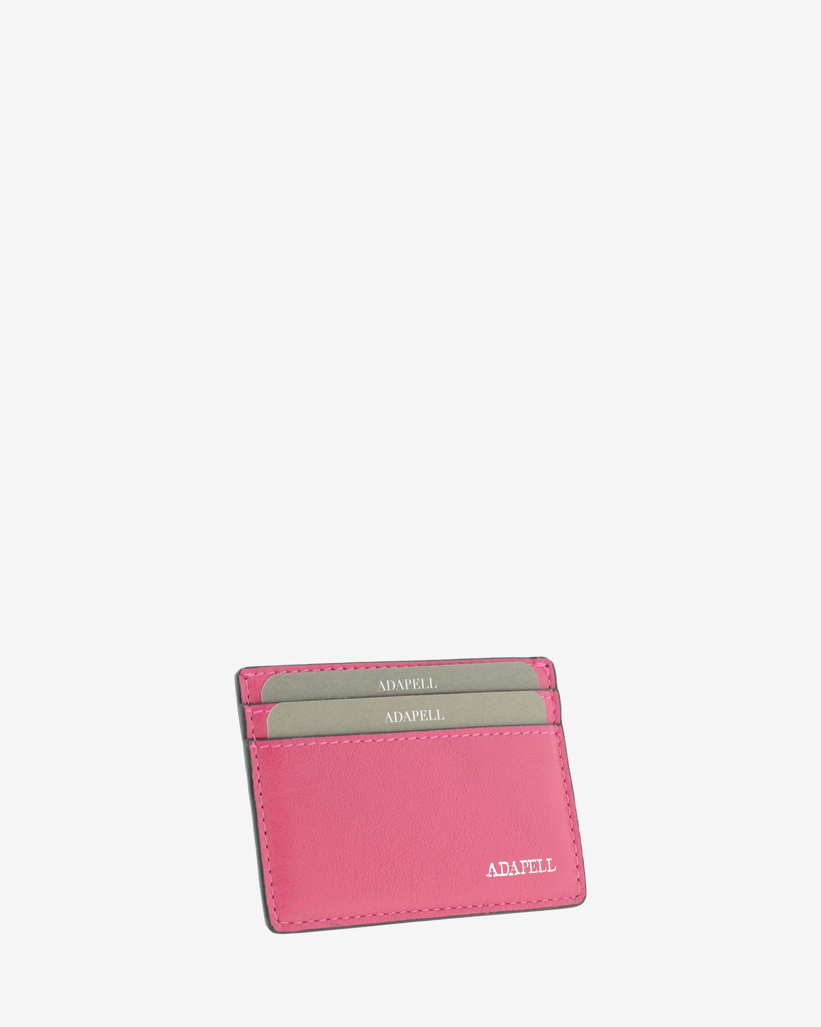 Tarjetero ultrafino en piel auténtica de color fucsia con bordes en negro, ref. 8083-25, con capacidad para 4 tarjetas y compartimento central para billetes o más tarjetas y con protección de tarjetas RFID, vista diagonal frontal