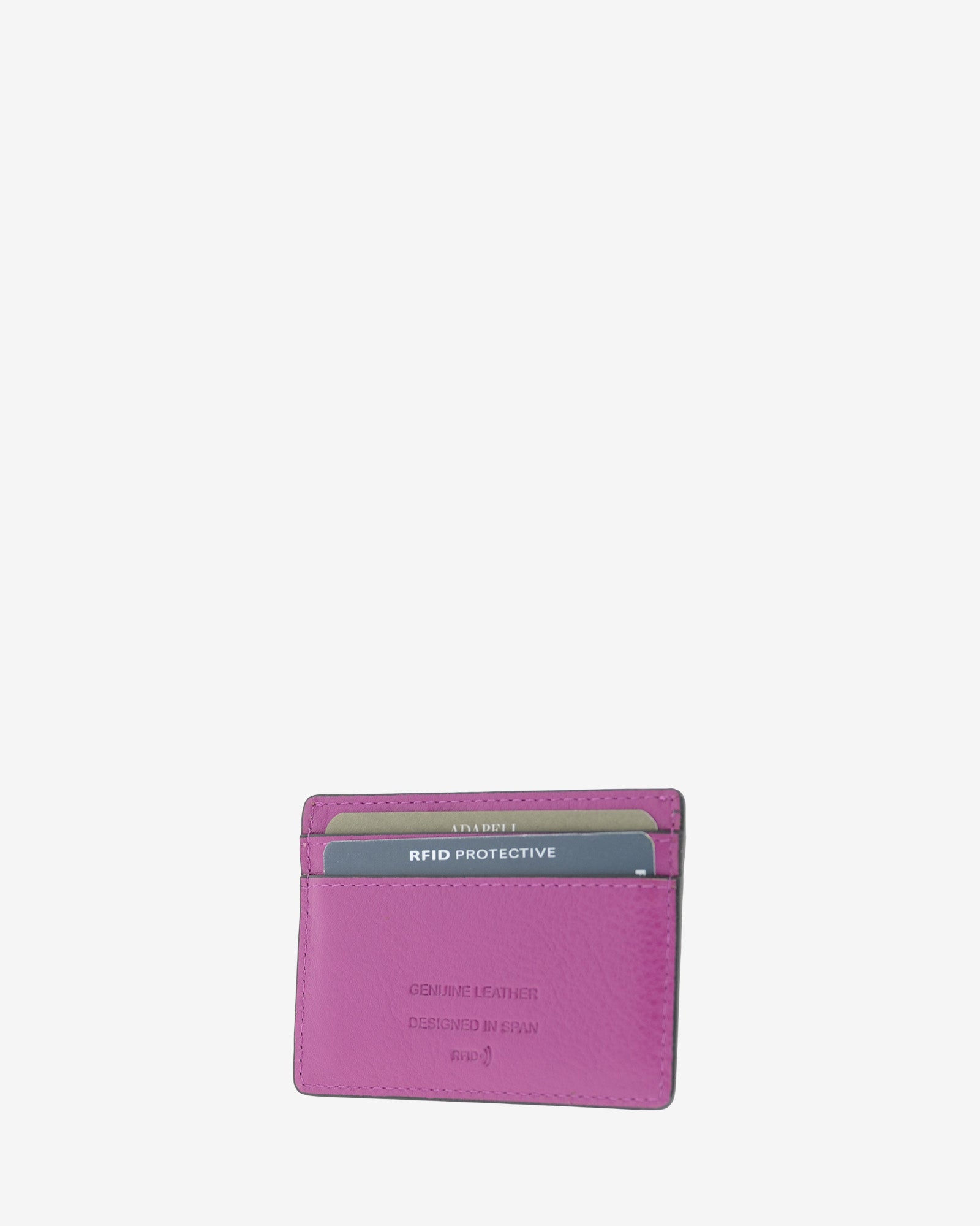 Tarjetero ultrafino en piel auténtica de color lila con bordes en negro, ref. 8083-4, con capacidad para 4 tarjetas y compartimento central para billetes o más tarjetas y con protección de tarjetas RFID, vista diagonal trasera