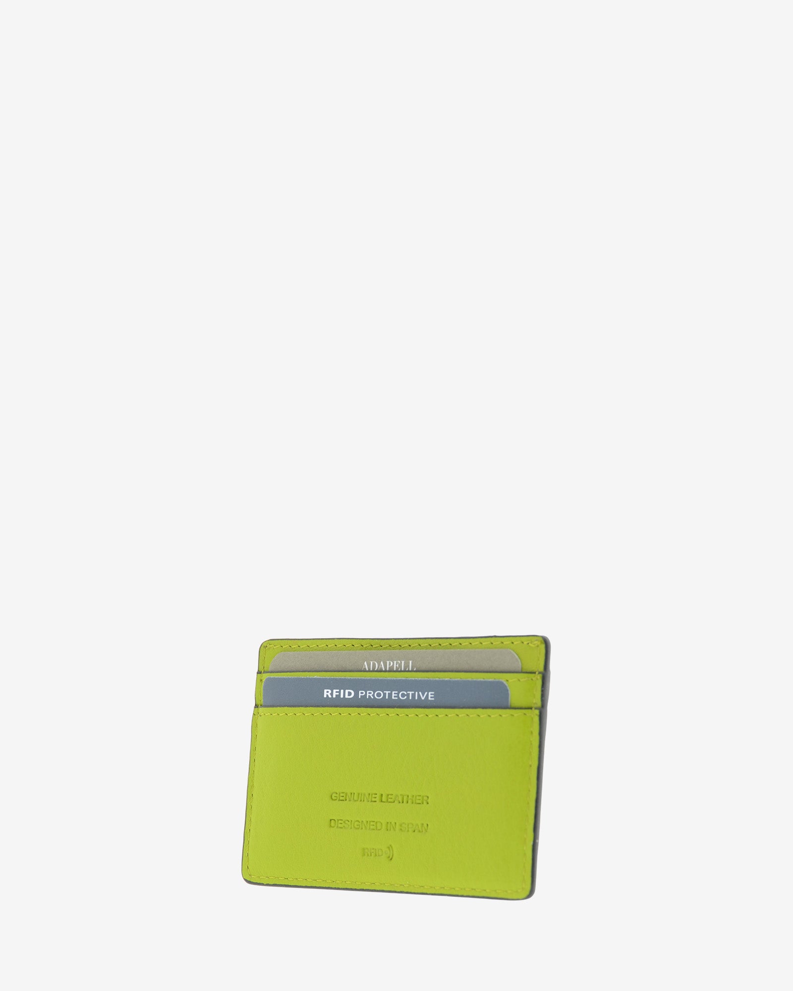 Tarjetero ultrafino en piel auténtica de color lima con bordes en negro, ref. 8083-17, con capacidad para 4 tarjetas y compartimento central para billetes o más tarjetas y con protección de tarjetas RFID, vista diagonal trasera