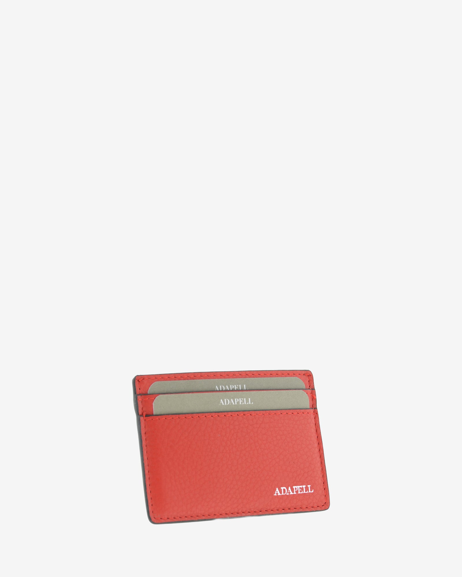 Tarjetero ultrafino en piel auténtica de color rojo con bordes en negro, ref. 8083-3, con capacidad para 4 tarjetas y compartimento central para billetes o más tarjetas y con protección de tarjetas RFID, vista diagonal frontal