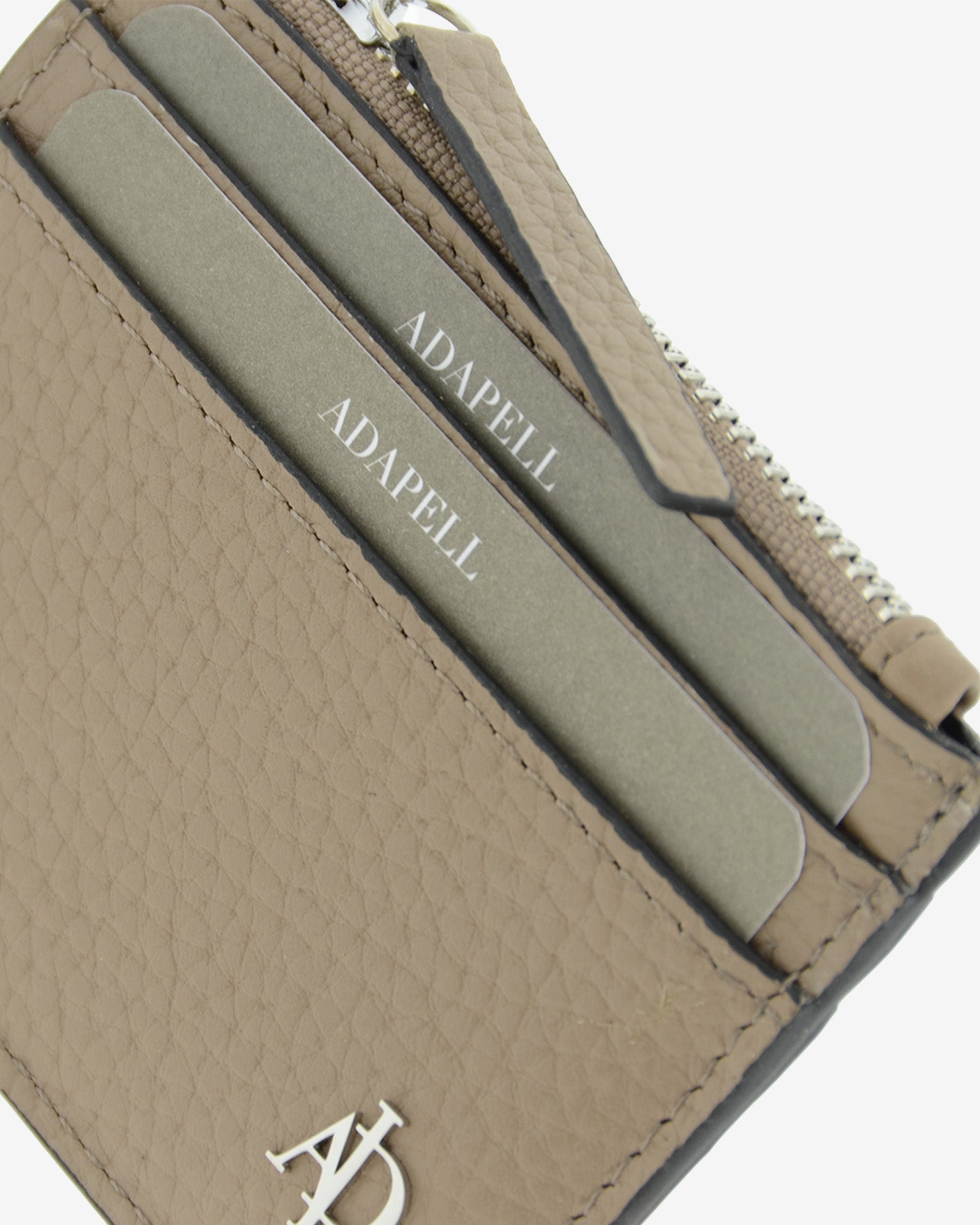 Tarjetero de piel auténtica granulada de alta calidad, ref. 4259-12 en color topo, con protección de tarjetas RFID y monedero central con cremallera, de la colección Nude, vista detalle de la piel, compartimentos tarjetas y logo Adapell