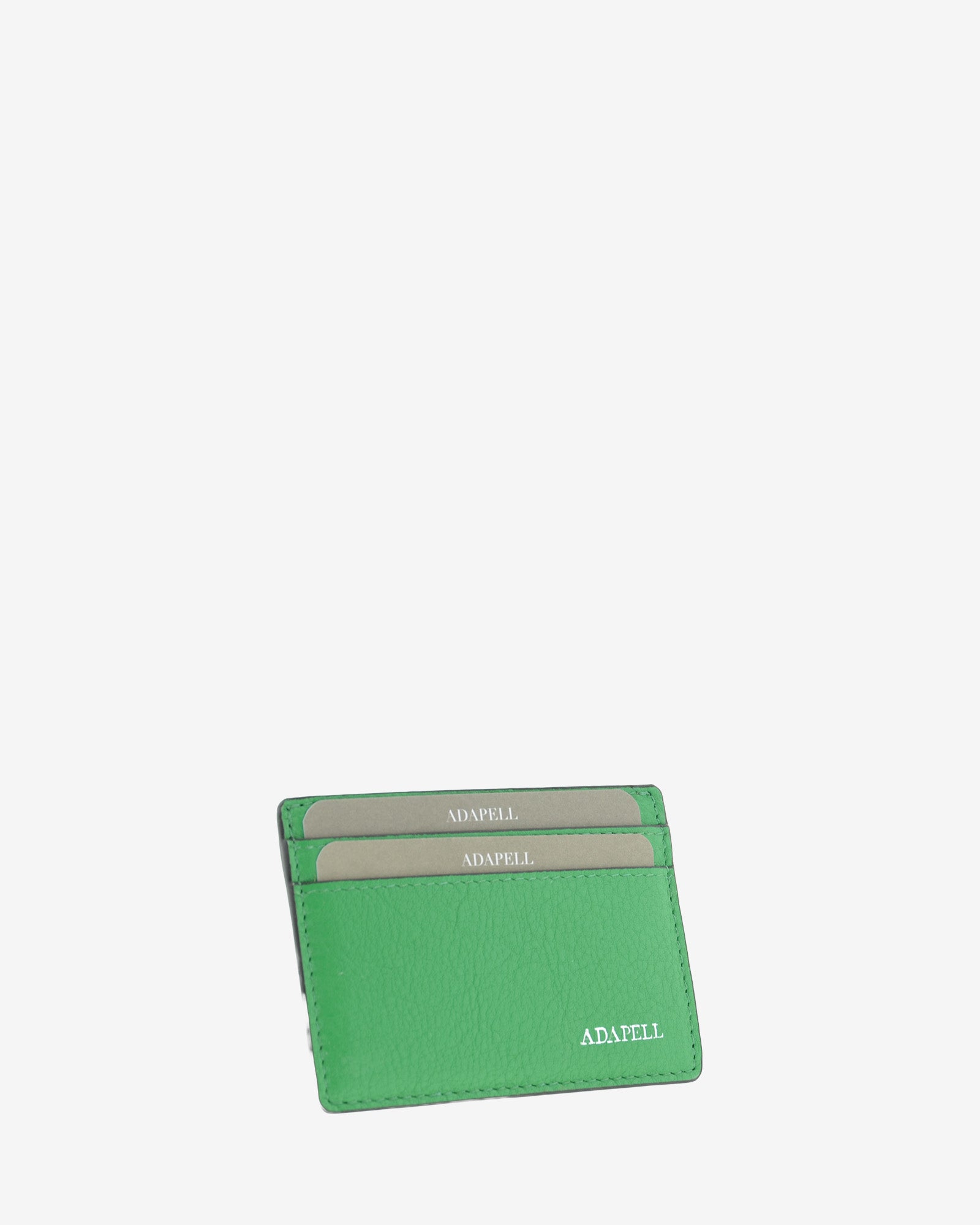 Tarjetero ultrafino en piel auténtica de color verde con bordes en negro, ref. 8083-5, con capacidad para 4 tarjetas y compartimento central para billetes o más tarjetas y con protección de tarjetas RFID, vista diagonal frontal